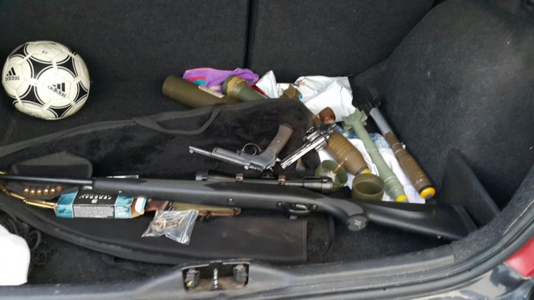 Granadas antitanque encontradas en el baúl de dos jovenes en Rosario.