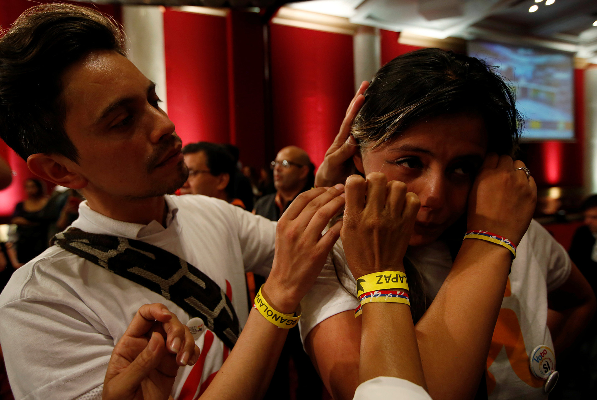 El desconsuelo de una joven colombiana luego de los resultados (Reuters)