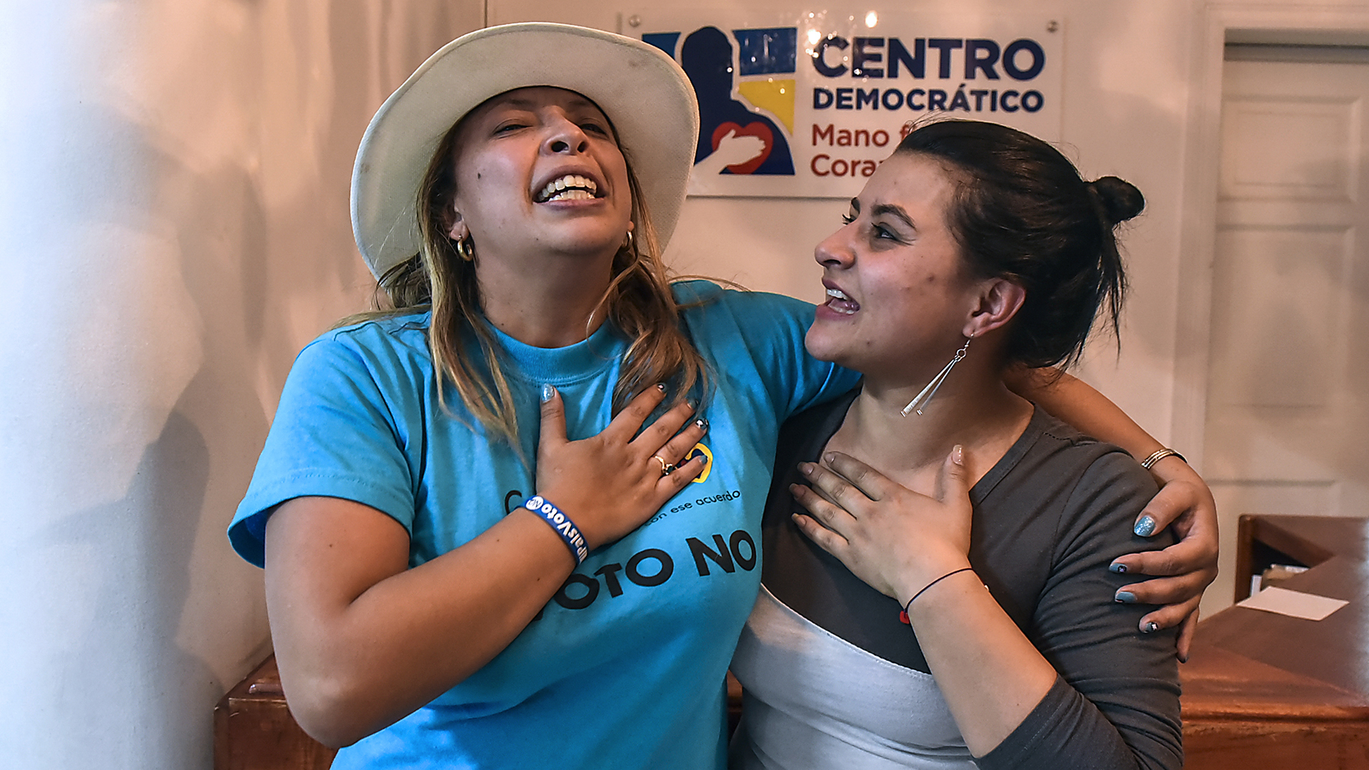 Dos colombianas celebran el triunfo del “No” (AFP)