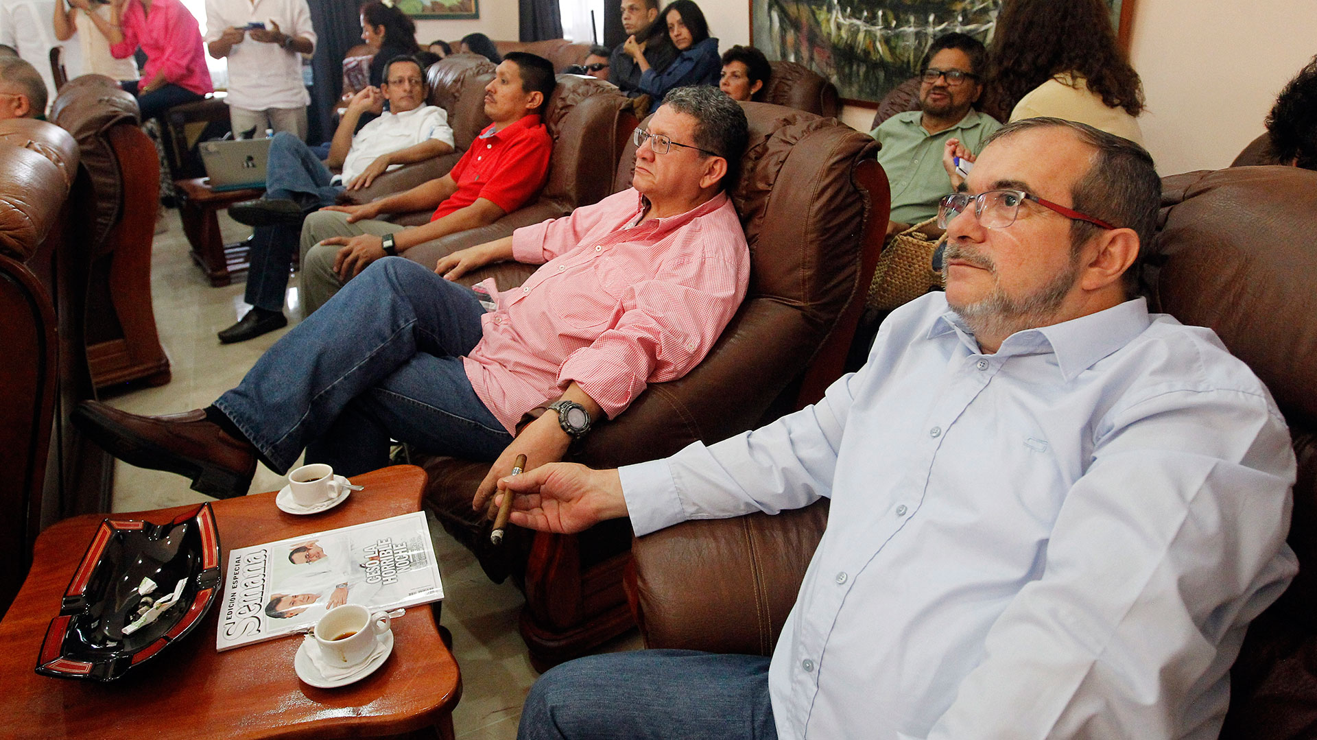 Imagen del 2 de octubre de 2016. Los líderes de las FARC observando el resultado del plebiscito (EFE)