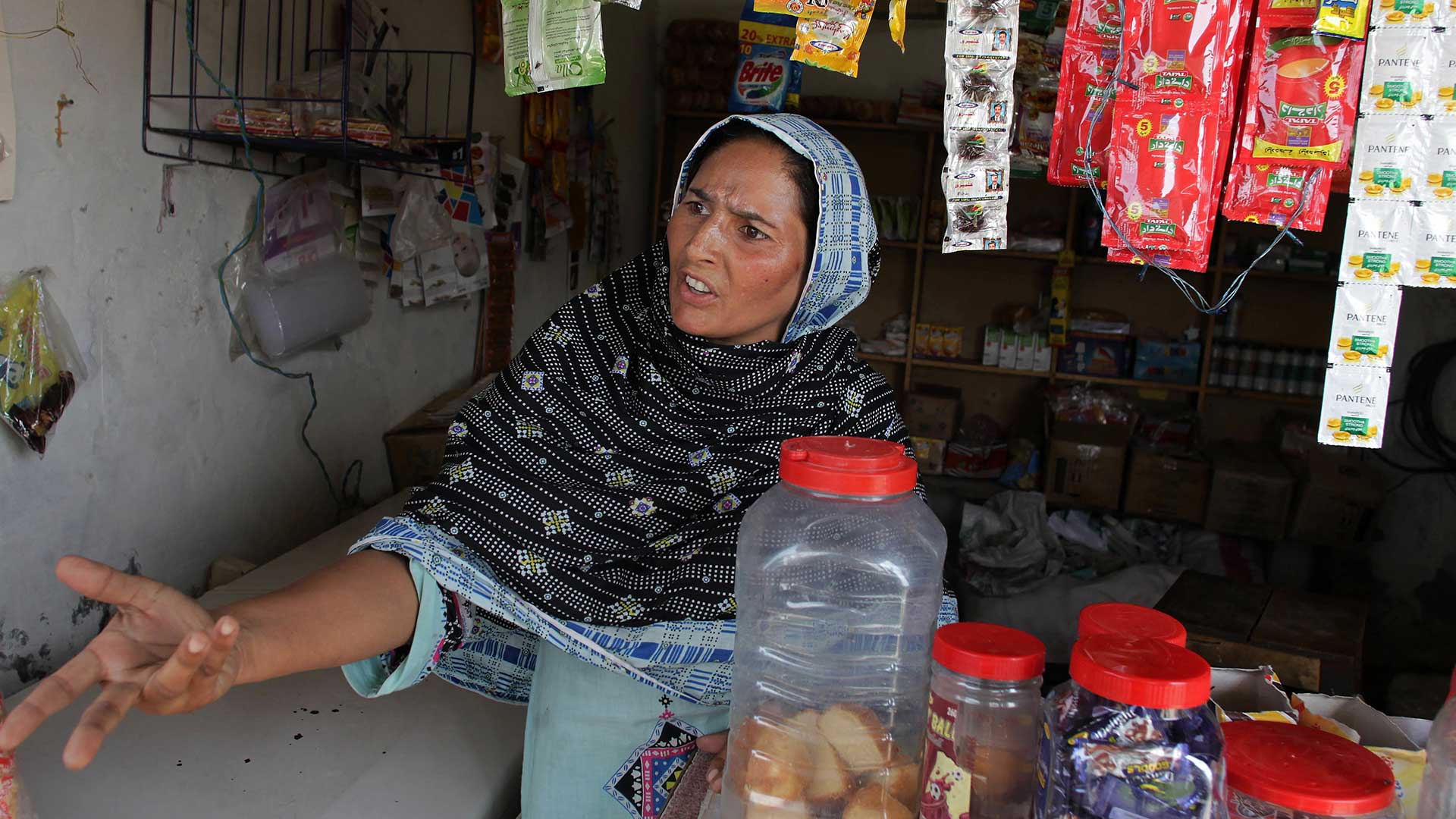 “¿Por qué tuvo que morir?”, se pregunta Fauzia Javed una comerciante vecina de Tasleem que se queja por el doble estandar de la población paquistaní (AP)