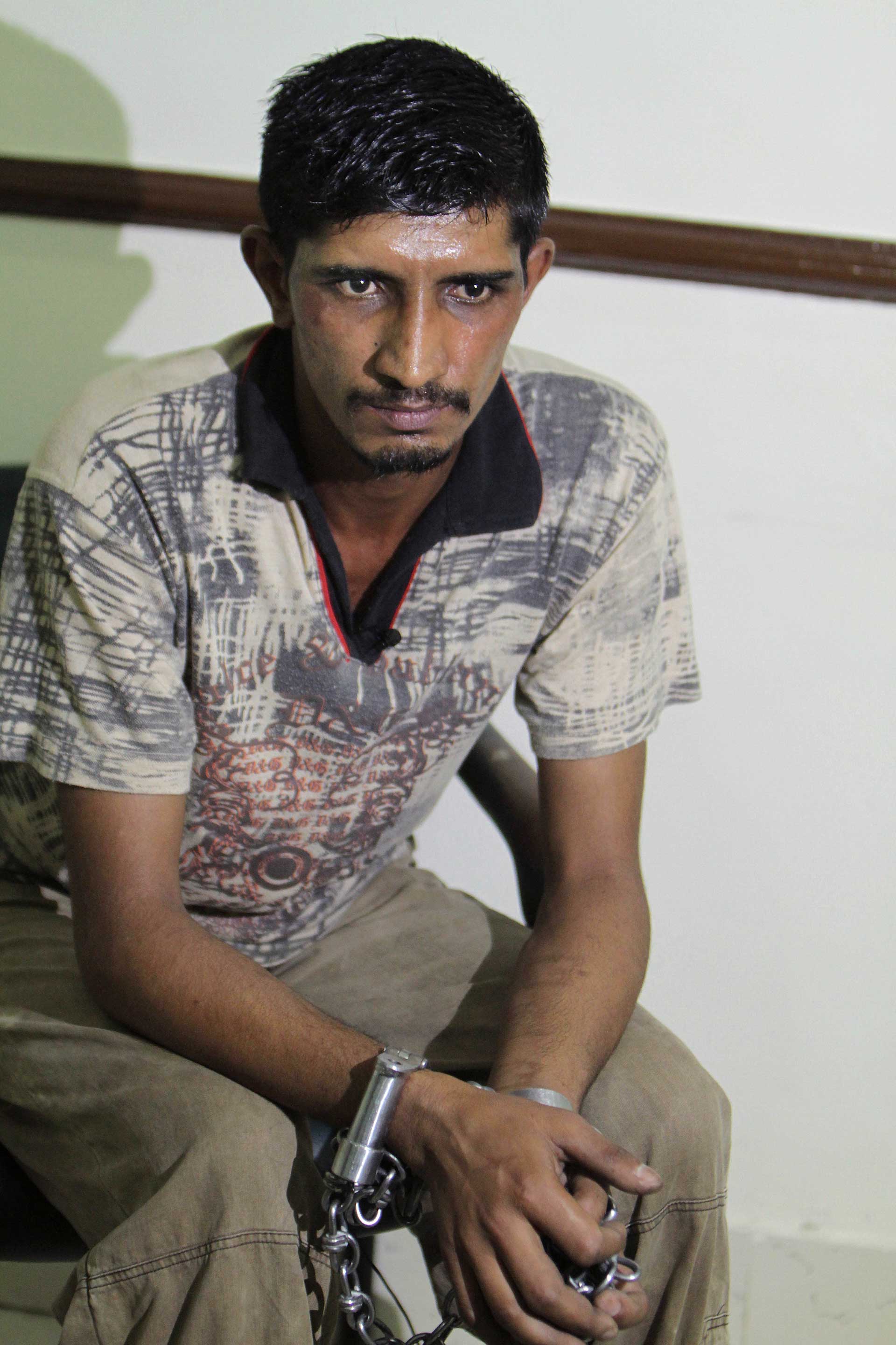 Mubeen Rajhu con las cadenas. Esperará en prisión su sentencia (AP)