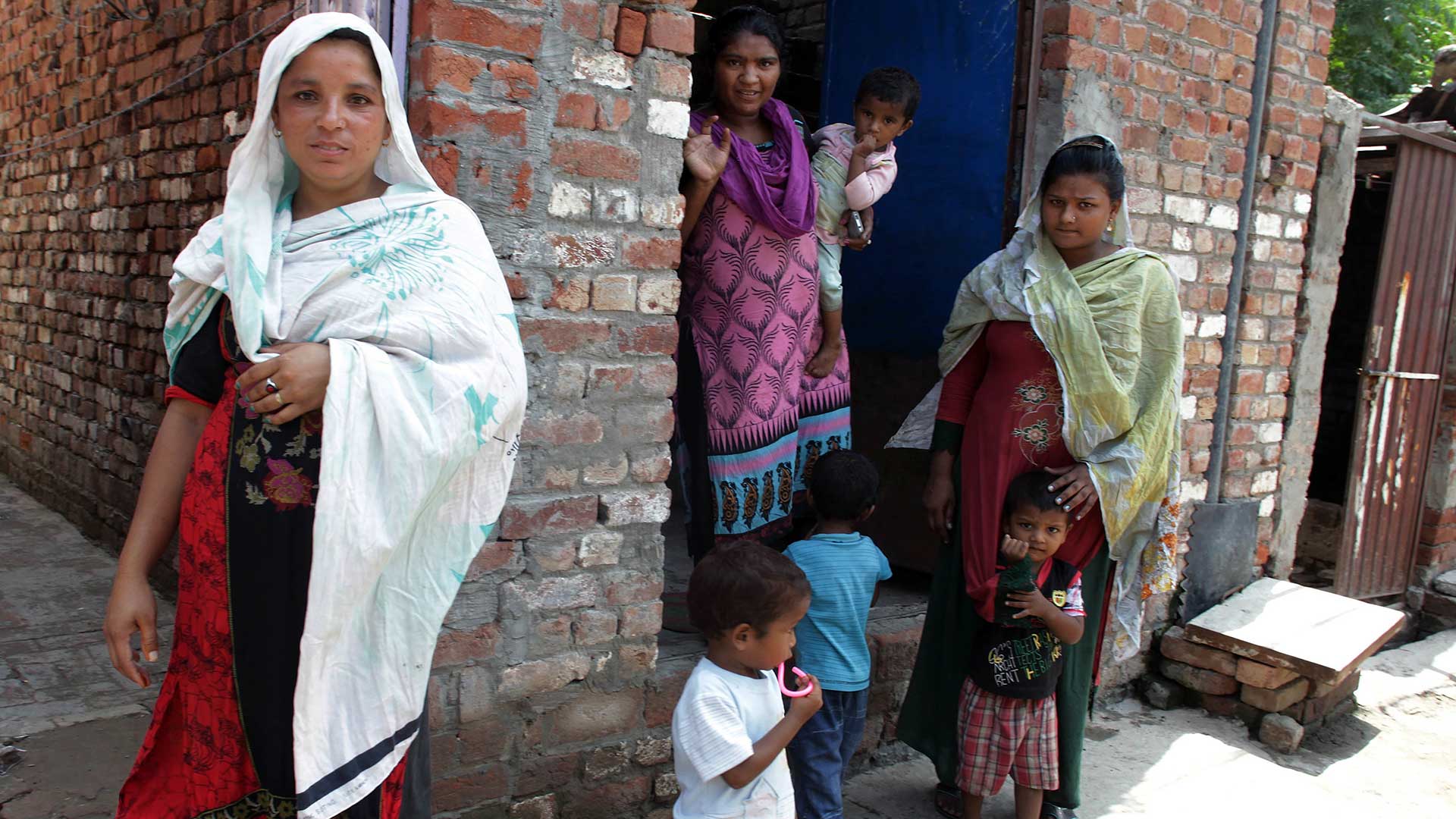 Vecinos de Jenahir, el joven cristiano que desposó a Tasleem y por el cual la mataron. Huyó de la aldea en la cual vivía y ahora sus vecinos viven amenazados (AP)