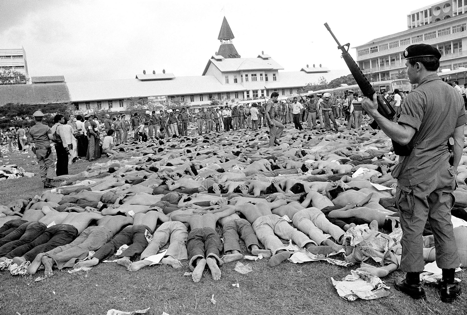 El ejército detiene a los estudiantes de la Universidad Thammasat durante la masacre | Fuente: Associated Press