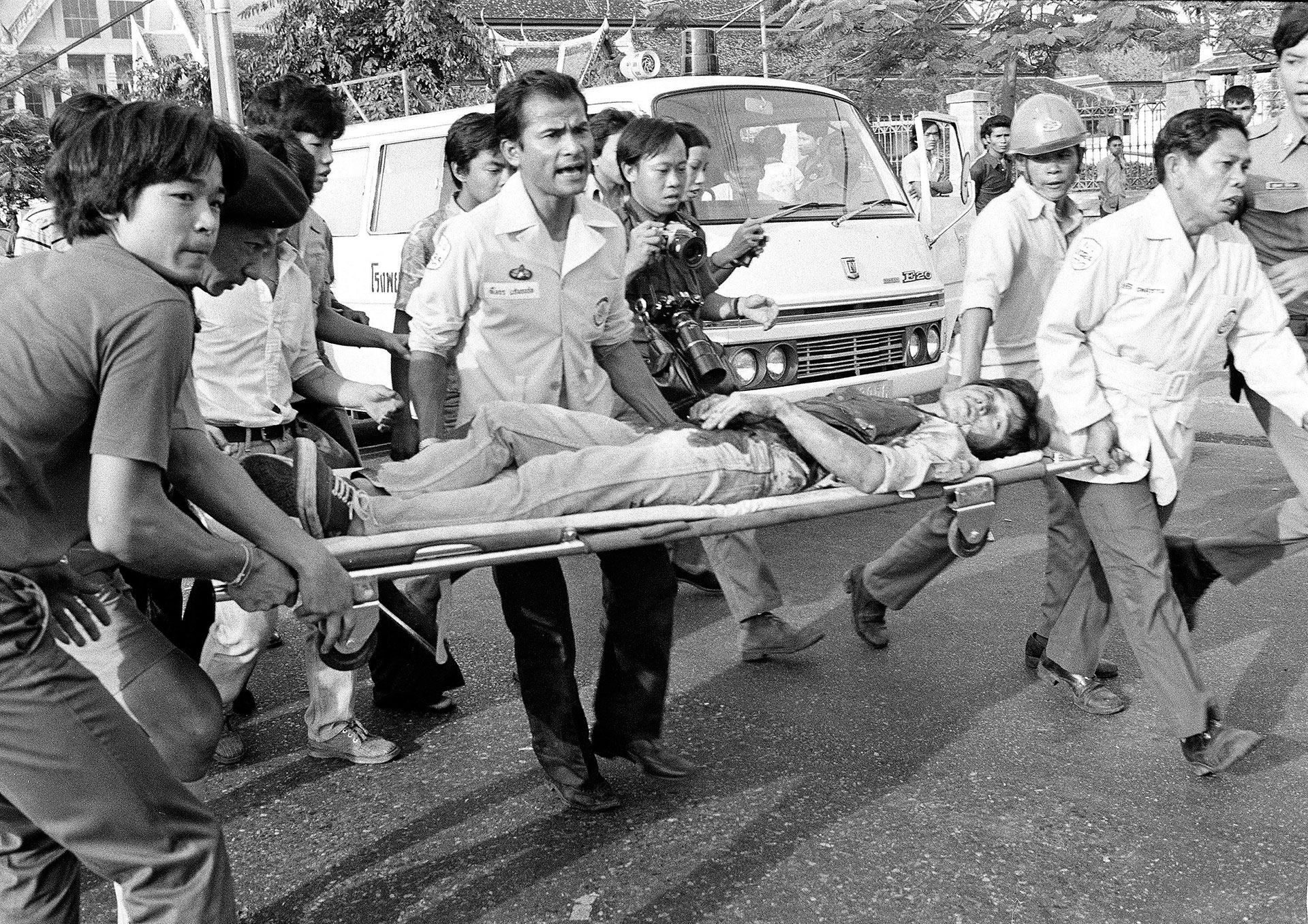 El fotógrafo de la AP Neal Ulevich ganó un Premio Pulitzer por su trabajo durante la masacre de Bangkok hace 40 años (AP)