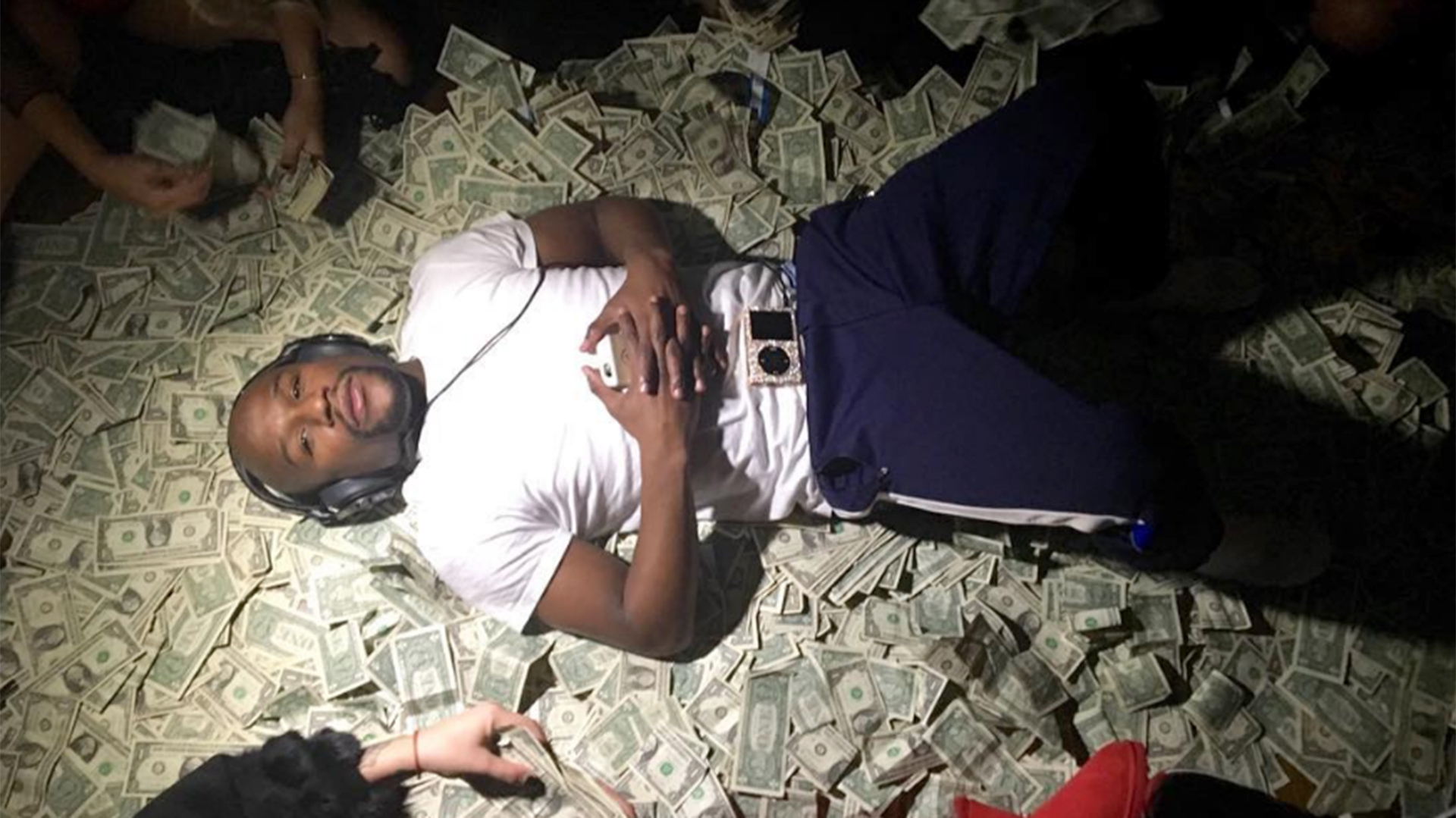 Floyd Mayweather gasta 75 millones de dólares al año, según el escritor Tony Robbins