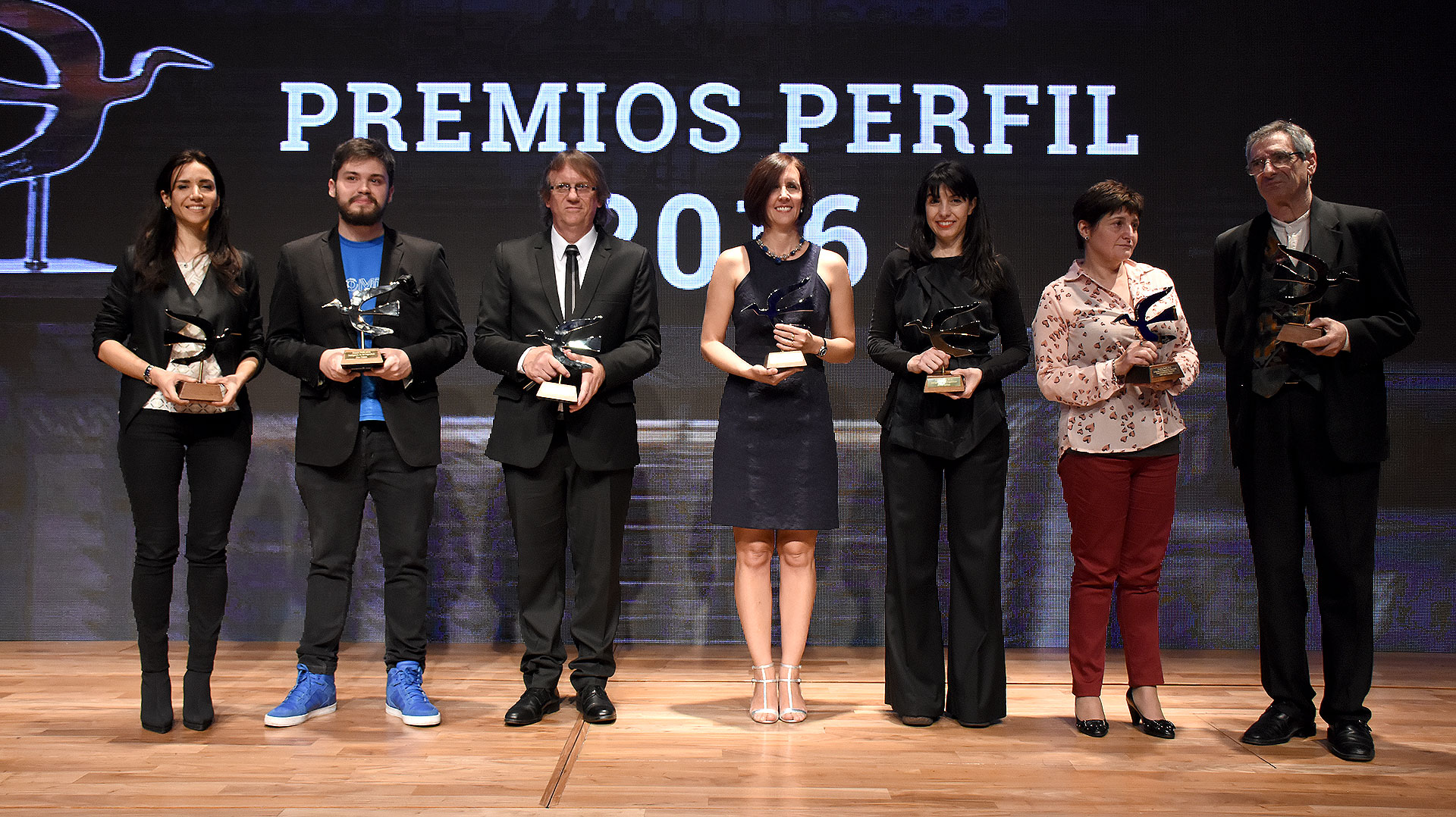 Los ganadores de los premios Perfil: Sabina Zaffora (Responsabilidad Social), Gino Tubaro (Bien Común), Daniel Enz (Libertad de expresión nacional), Marina Walker Guevara (Libertad de expresión internacional), Mercado Libre (Inteligencia digital), Gladys Cabezas (Premio especial) y Juan Falú (Humanidades).