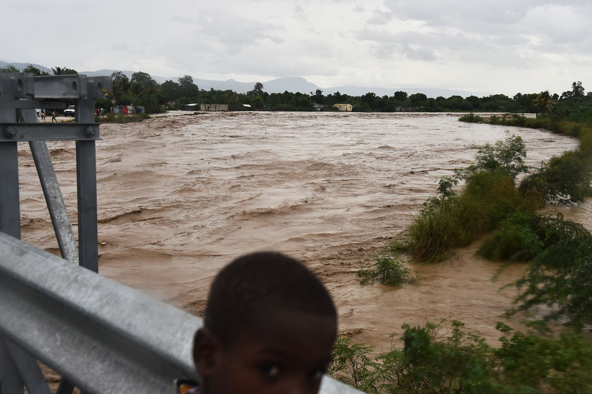 Las inundaciones y caída de árboles es una constante en distintos municipios de Haití (AFP)