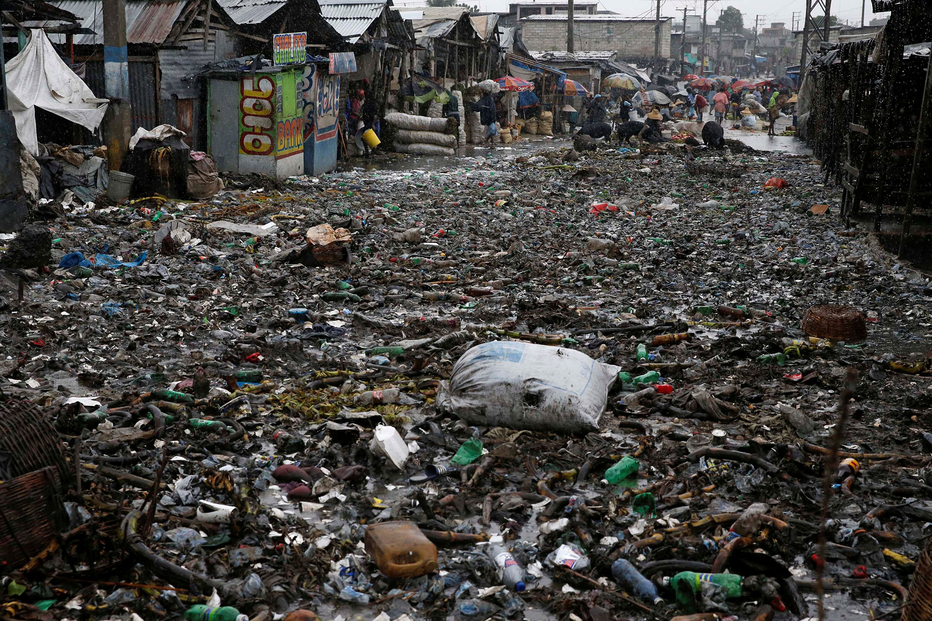 La basura que dejó una de las inundaciones en Haití (Reuters)