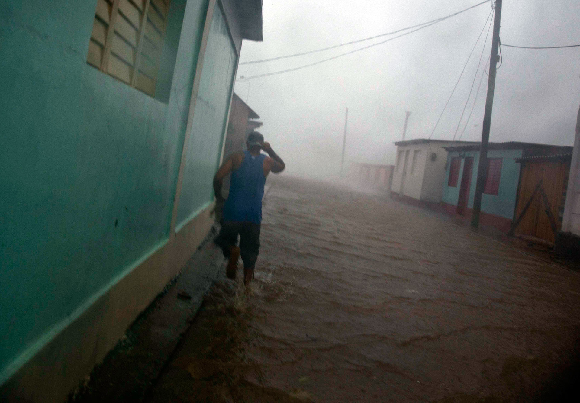 Matthew, el quinto huracán de la temporada ciclónica en el Atlántico, tiene como antecedente más cercano a Sandy, un destructivo huracán categoría 2 que en octubre de 2012 cruzó de sur a norte por Santiago y Holguín, donde ocasionó once muertos y pérdidas cuantificadas en unos 4.000 millones de dólares (AP)