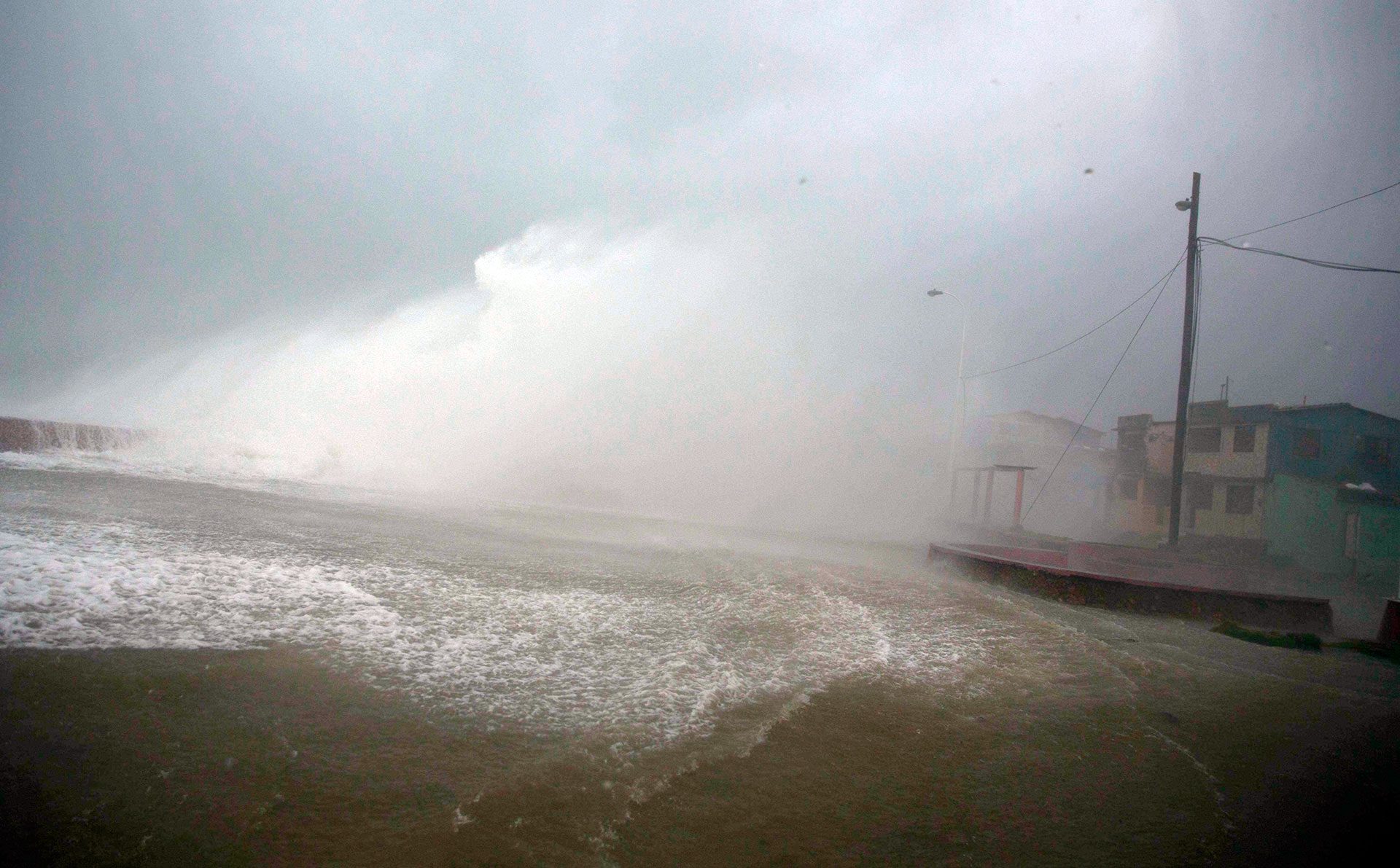El tránsito de Matthew este 4 de octubre ha recordado al mortífero ciclón Flora, catalogado como la segunda mayor catástrofe registrada en Cuba (AP)