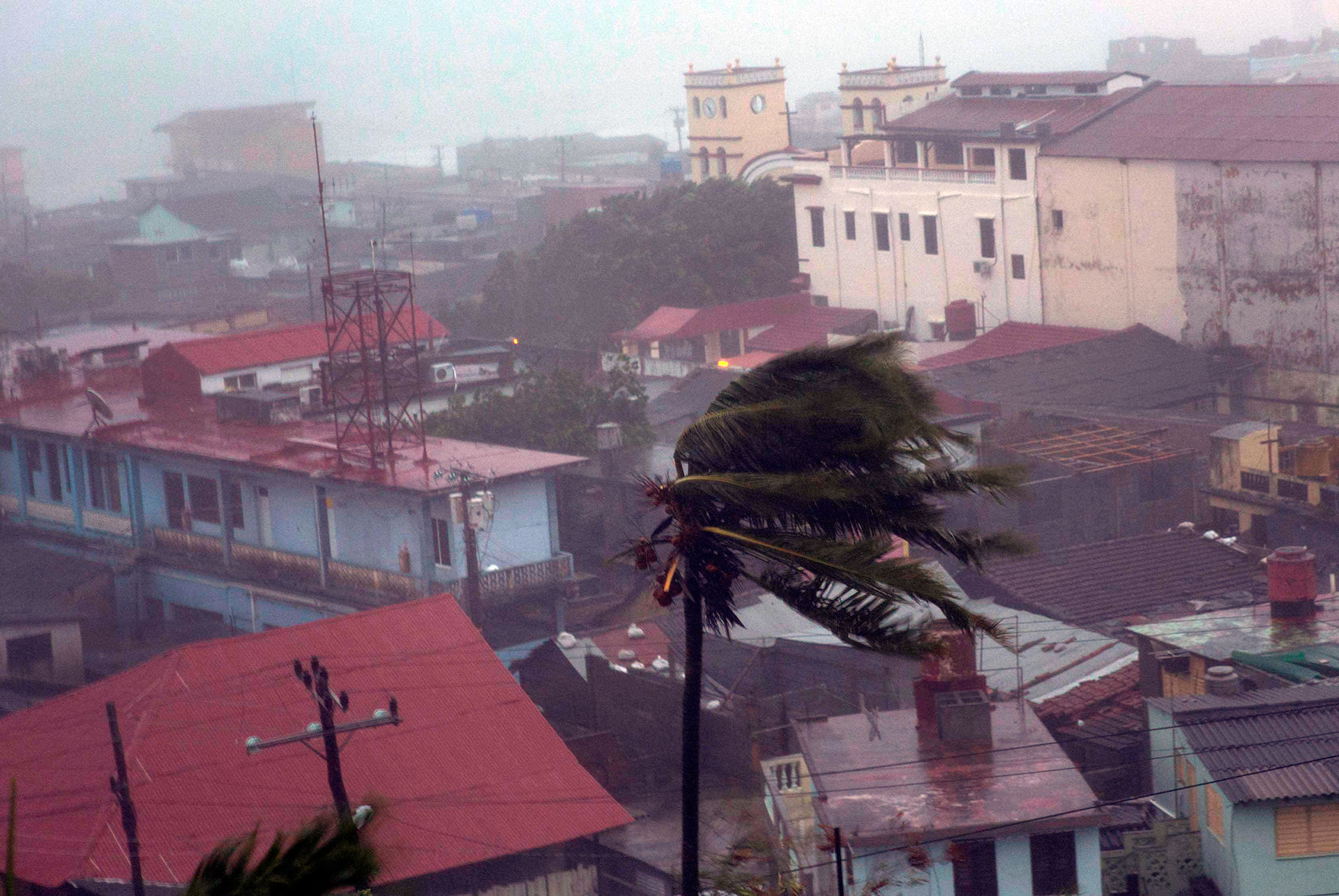 Matthew, la tormenta de mayor magnitud que ha llegado al Caribe en los últimos nueve años, dilató su recorrido sobre el territorio cubano mientras reajustaba su trayectoria, explicó el especialista José Rubiera (AP)