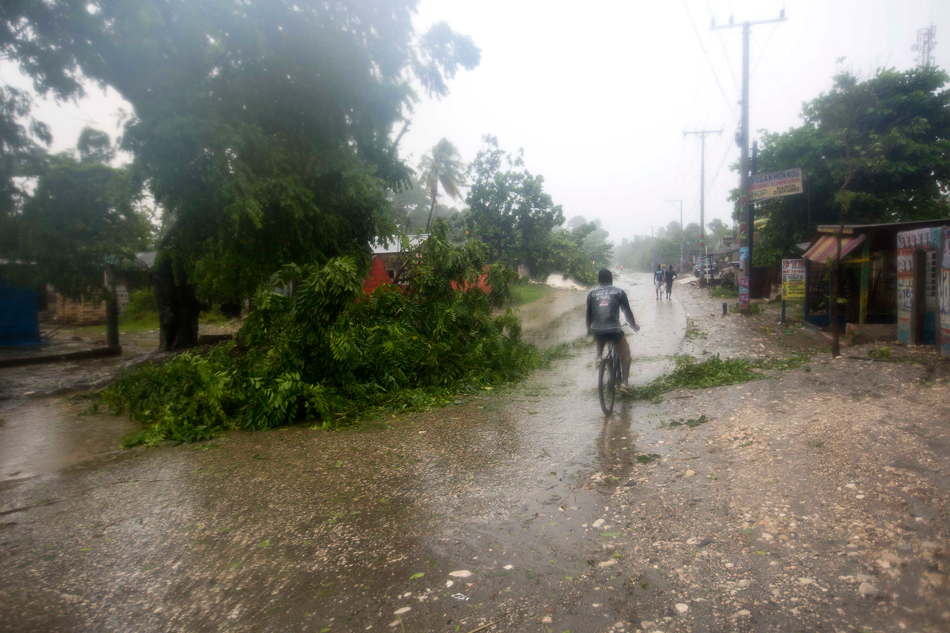 El Centro Nacional de Huracanes de Estados Unidos en Miami dijo que los vientos de Matthew amainaron ligeramente durante la noche, lo que hizo que pasara de categoría 4 a una potente tormenta de categoría 3 (AP)