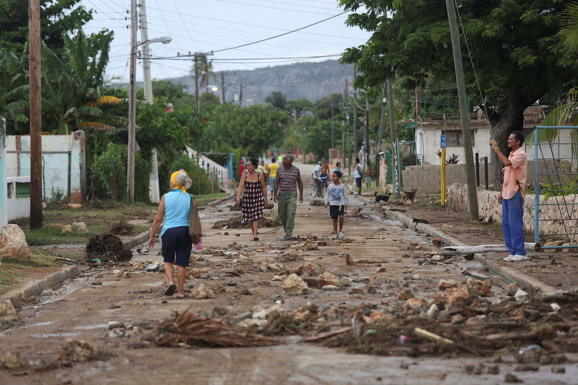 El huracán Matthew se abrió paso hacia el sur de Bahamas con sus potentes vientos en la madrugada del miércoles tras dejar atrás un rastro de daños y sufrimiento humano en la península suroccidental de Haití (Reuters)