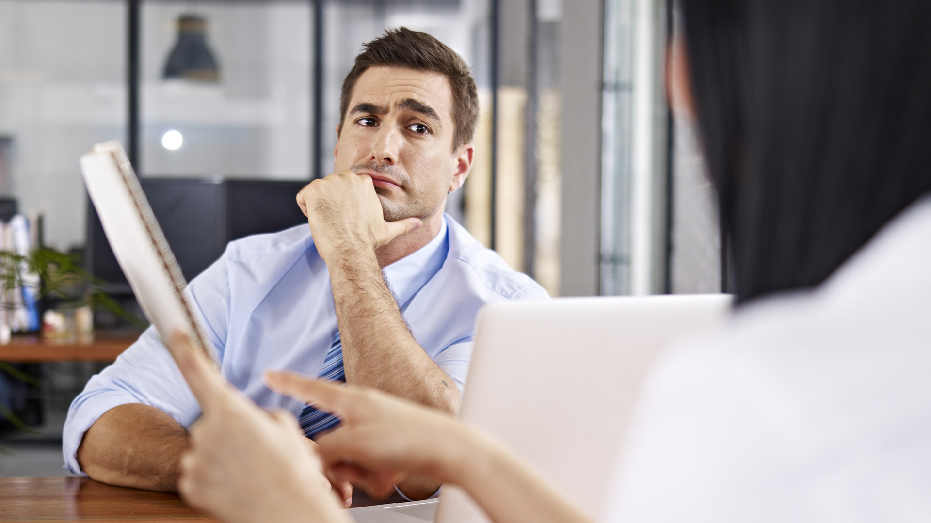 Los filtros negativos, el pesimismo o la personalización son algunas de las trampas más comunes (Istock)
