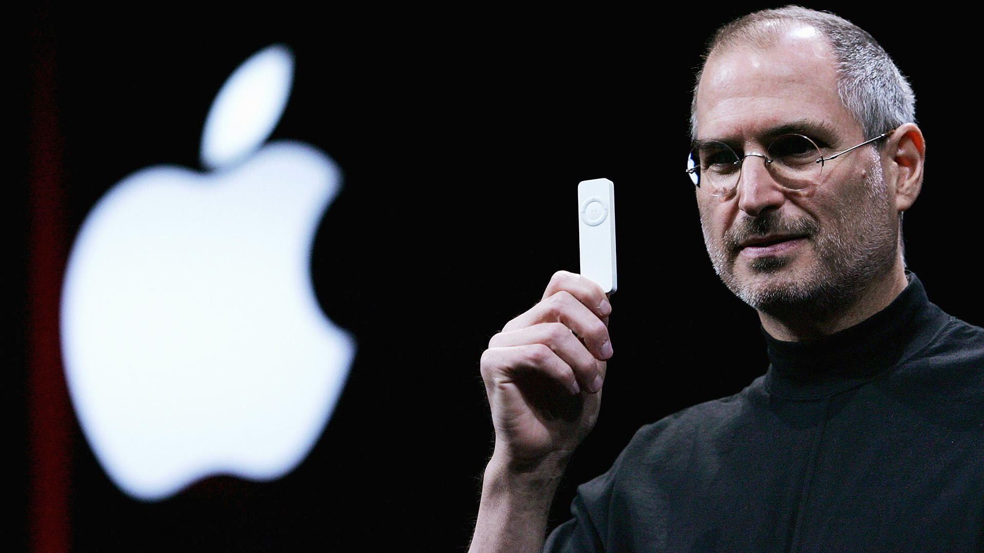 Steve Jobs con el iPod, en la exposicion del 11 de enero de 2005. (Justin Sullivan/Getty Images)
