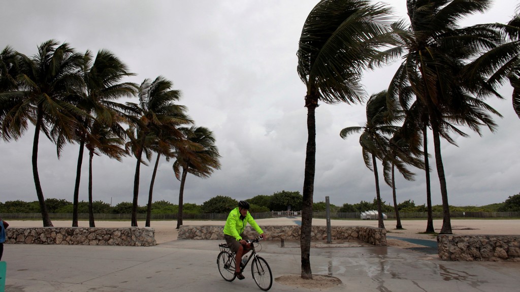 Un ciclista intenta mantener la vertical en medio del viento (Reuters)