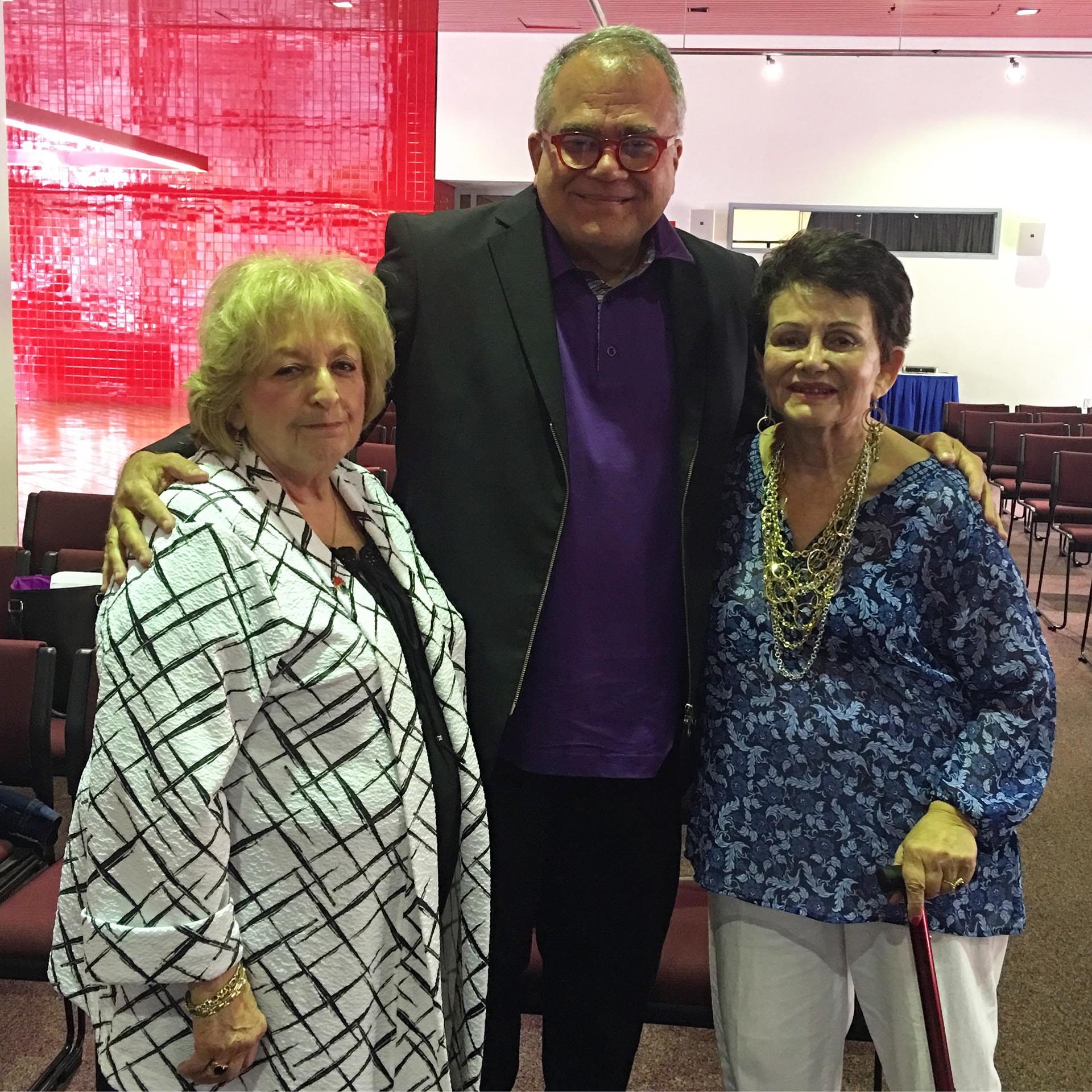 El autor, Armando Correa, junto a Eva Wiener y Judith Steel, dos de las sobrevivientes
