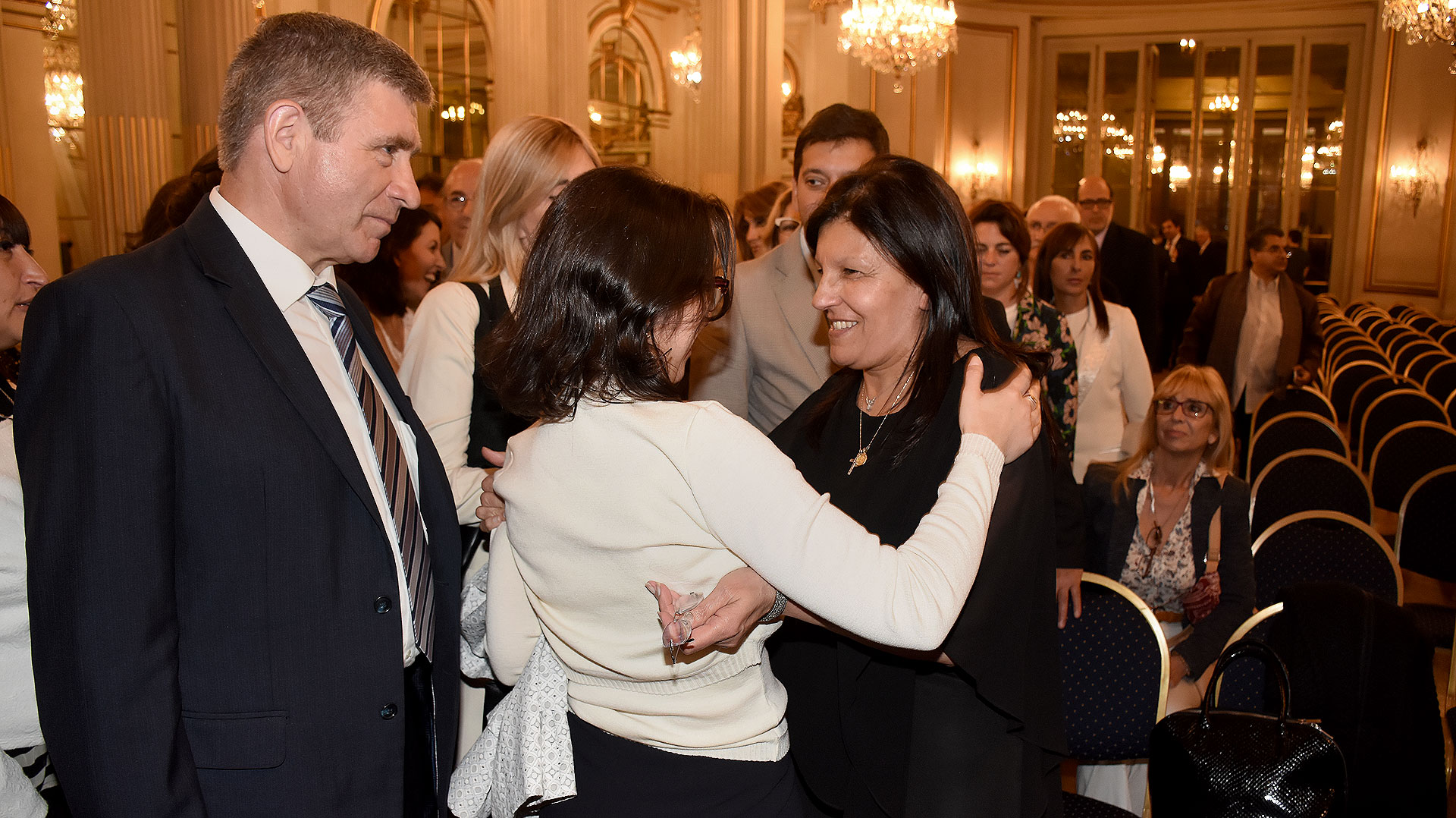 Alicia Daher saluda al público que asistió a la declaración de Interés Social de la Fundación Nínawa Daher