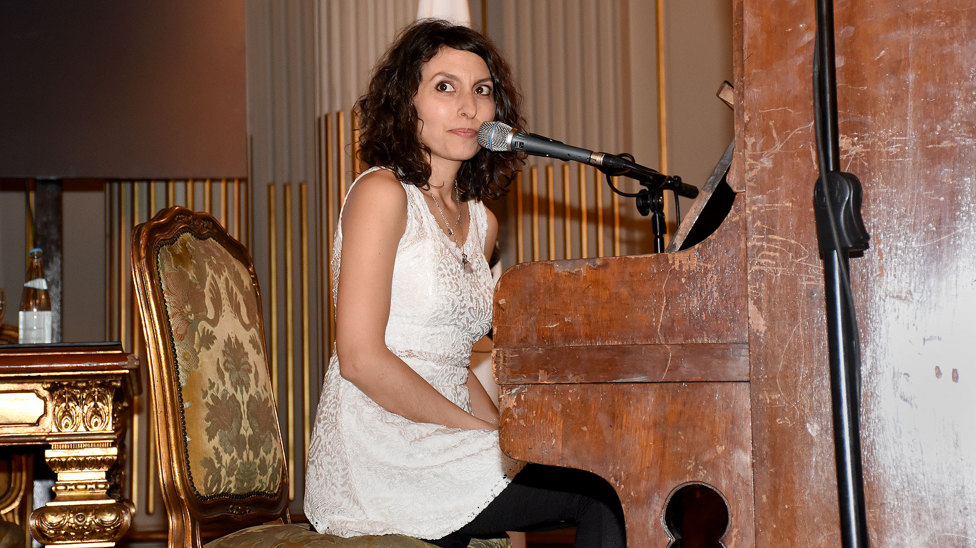 Sumaia Daher, hermana de Nínawa, interpretó tres canciones dedicadas a la memoria de la periodista