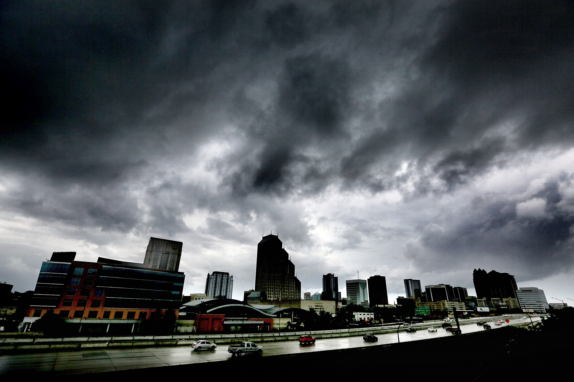 Matthew bajó a la categoría 2 en la escala Saffir Simpson de un máximo de 5, con vientos de hasta 165 km/h (Joe Burbank/Orlando Sentinel via AP)