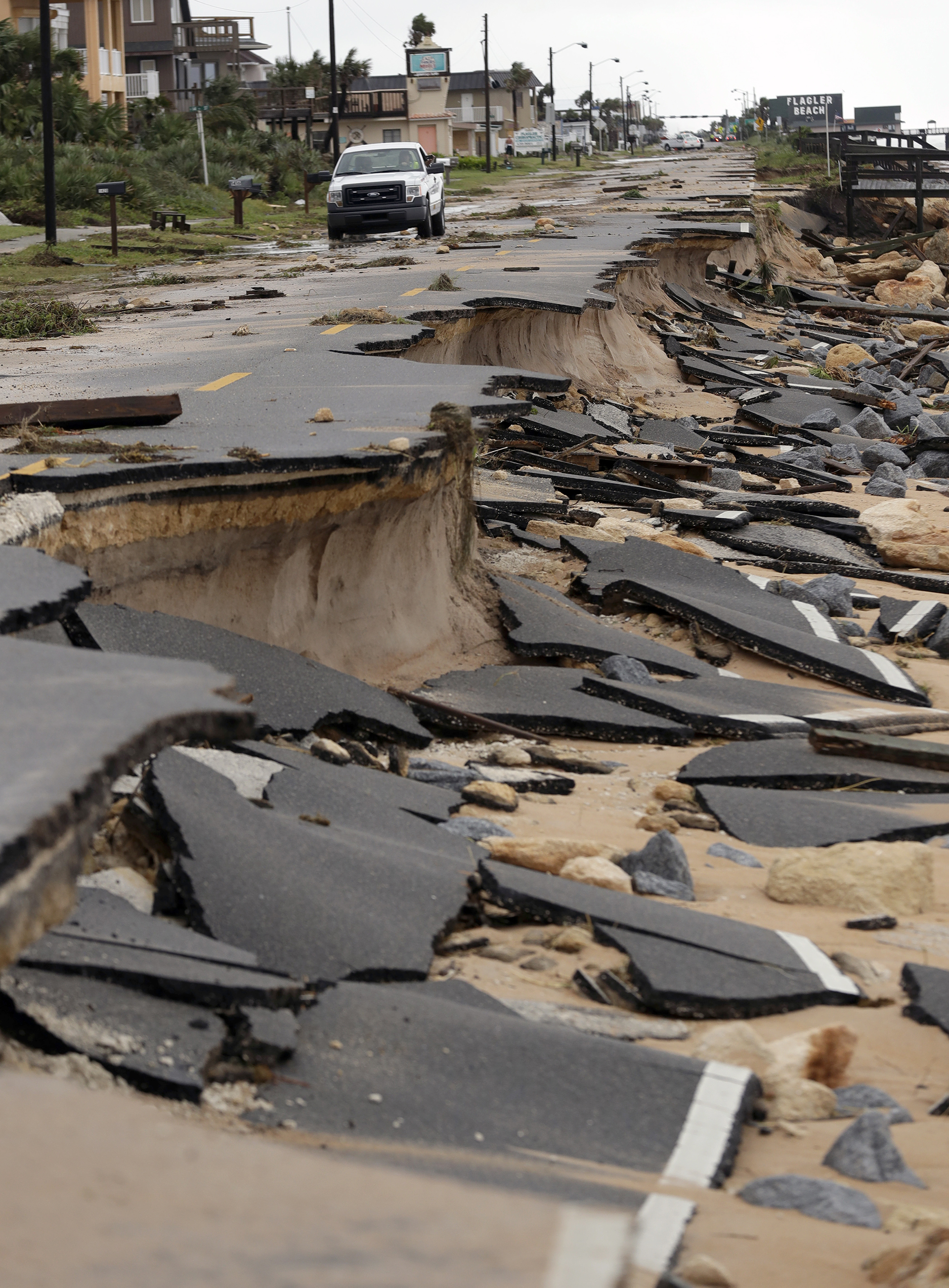 La tormenta dejó cinco muertos durante su peligroso trayecto en paralelo a la costa este de Estados Unidos, y continúa provocando graves inundaciones (AP Photo/Eric Gay)