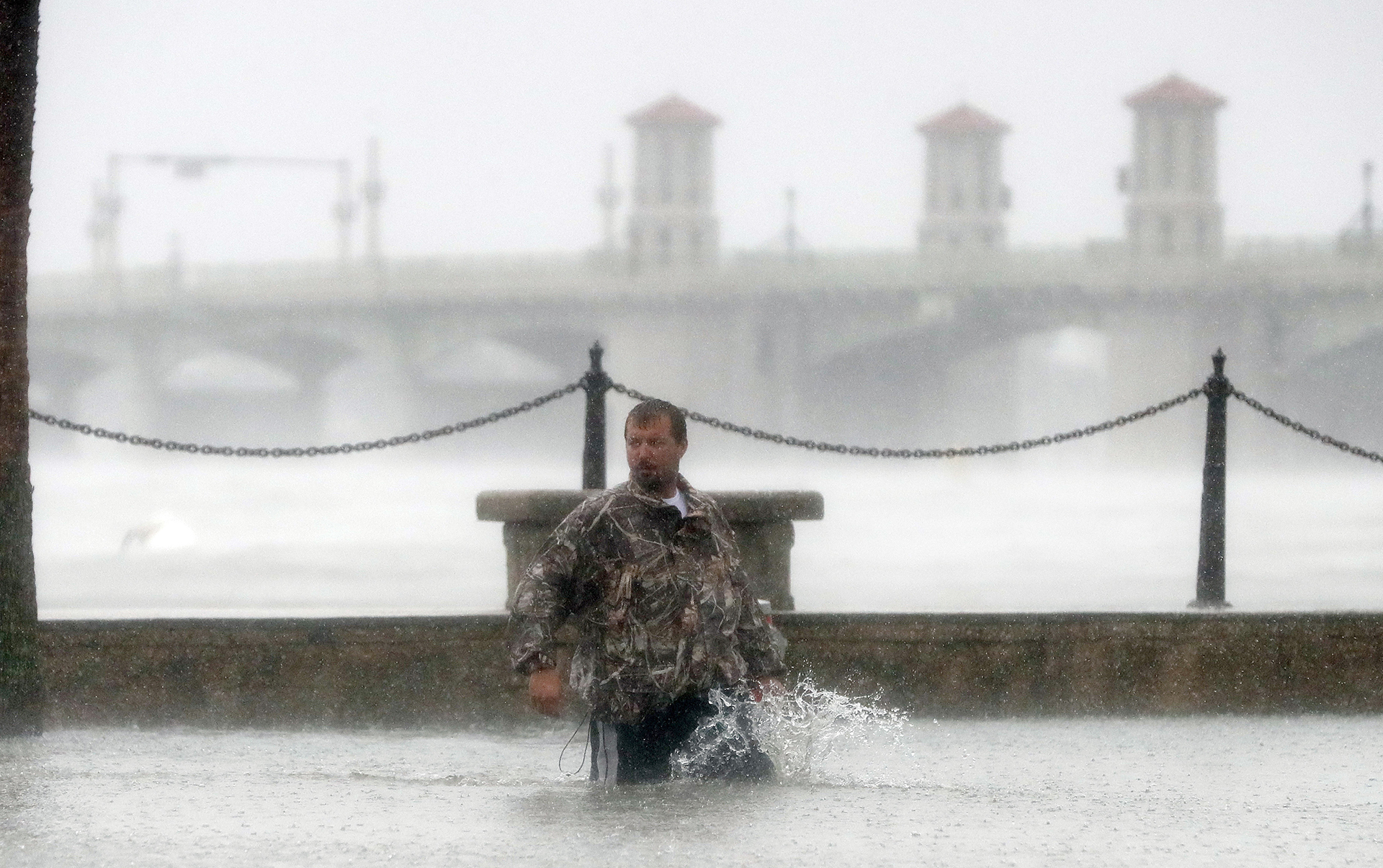 Un hombre trata de caminar con el agua hasta las rodillas en St. Augustine (AP Photo/John Bazemore)