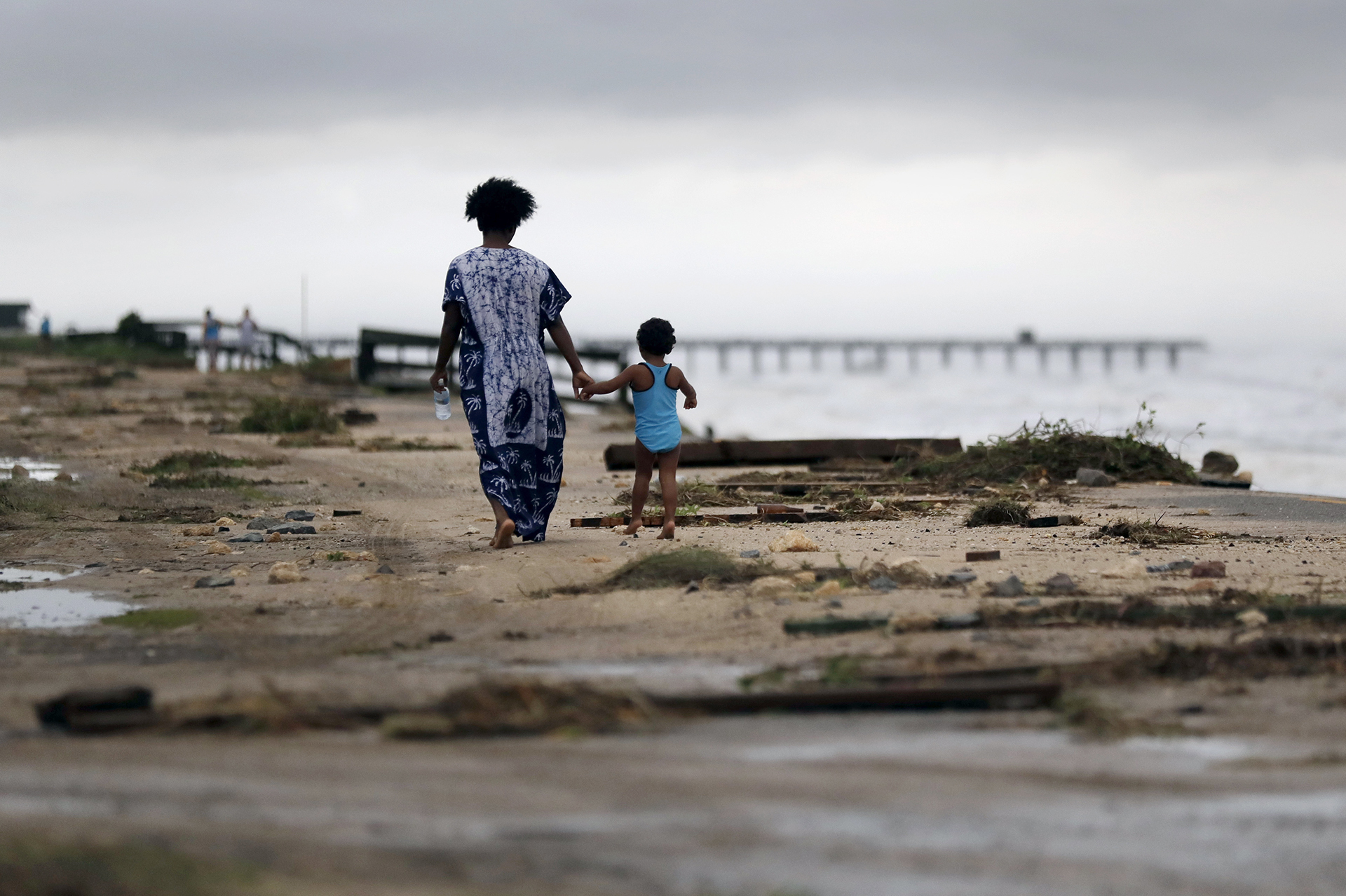 Josephine y Kira Emberton caminan entre los escombros (AP Photo/Eric Gay)