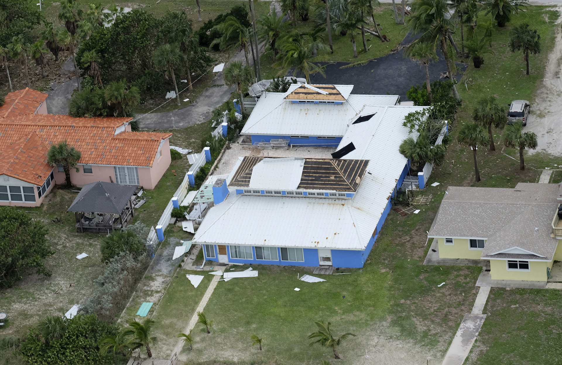 Una casa que quedó con parte del techo destrozado en Melbourne (AP Photo/Gaston De Cardenas)