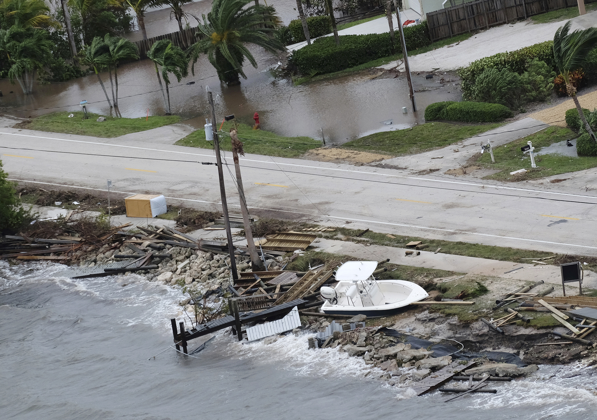 Un bote y restos de destrozos cubrieron la costa en Melbourne (AP Photo/Gaston De Cardenas)