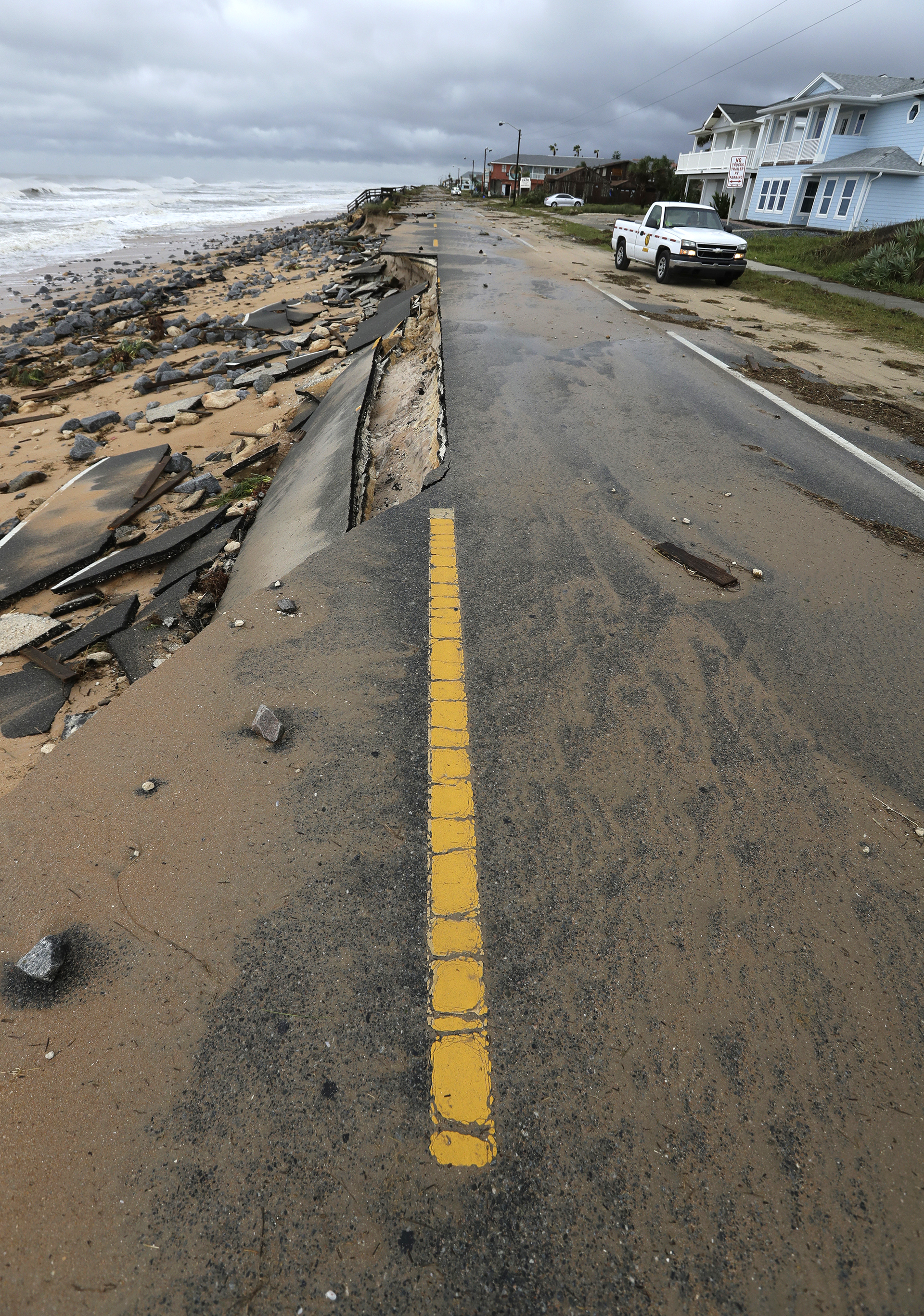 Su impacto sobre el estado de Florida ha sido hasta el momento menos violento que lo esperado debido a que el ojo del huracán no ha tocado tierra. (AP Photo/Eric Gay)