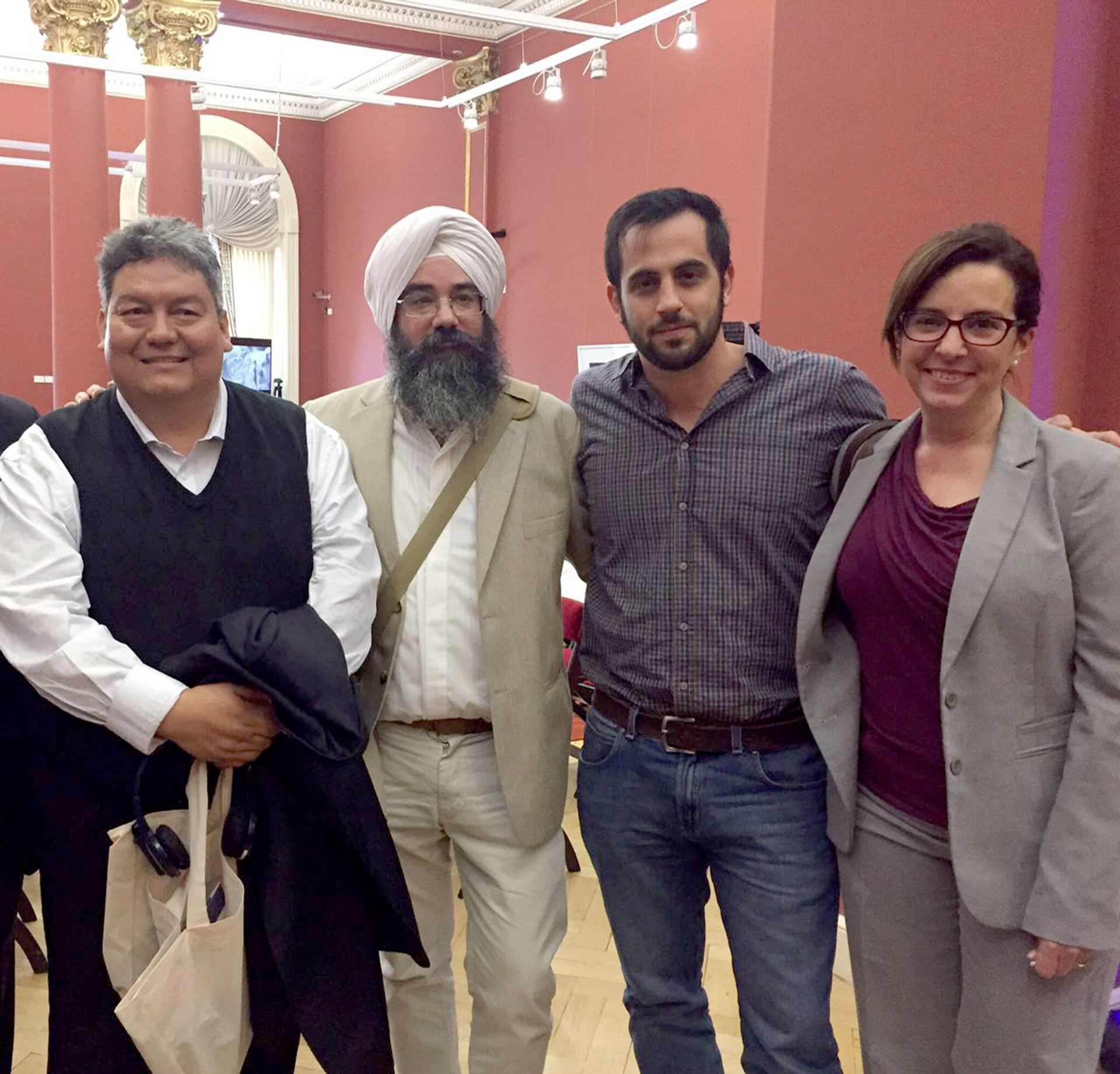 Ram Krisham Singh Khalsa y Anibal Guevara (ambos en el centro) durante Diálogos Globales