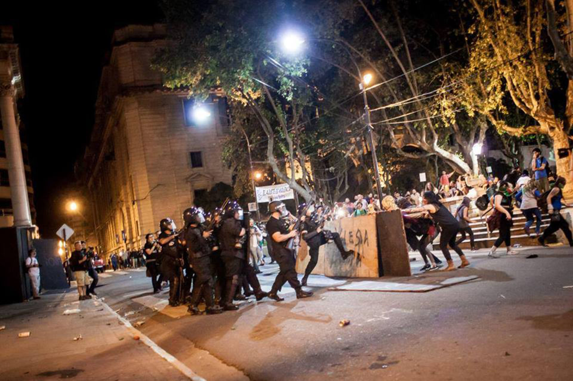 Un grupo arrojó piedras contra la Catedral
