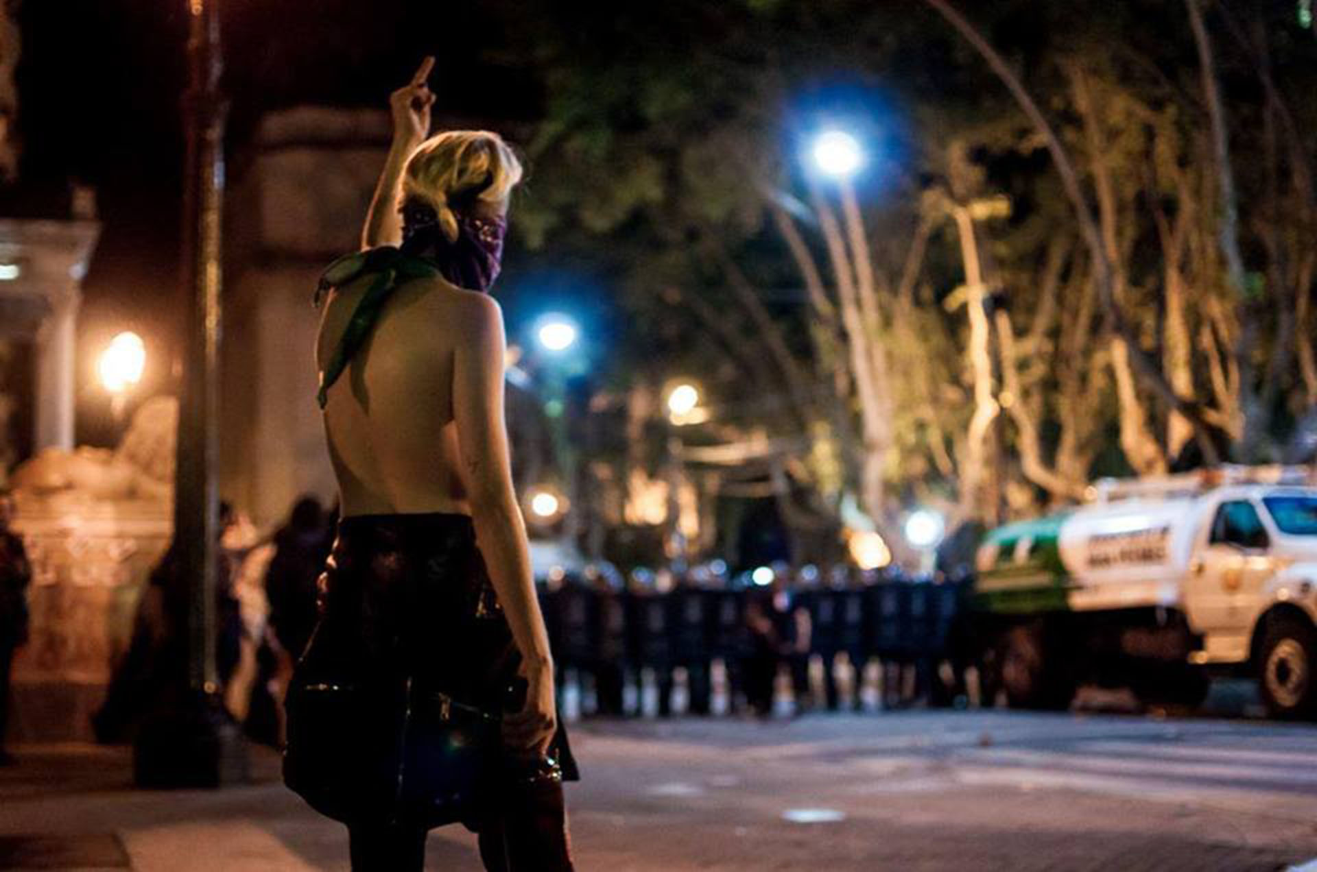 La policía detuvo a una decena de personas