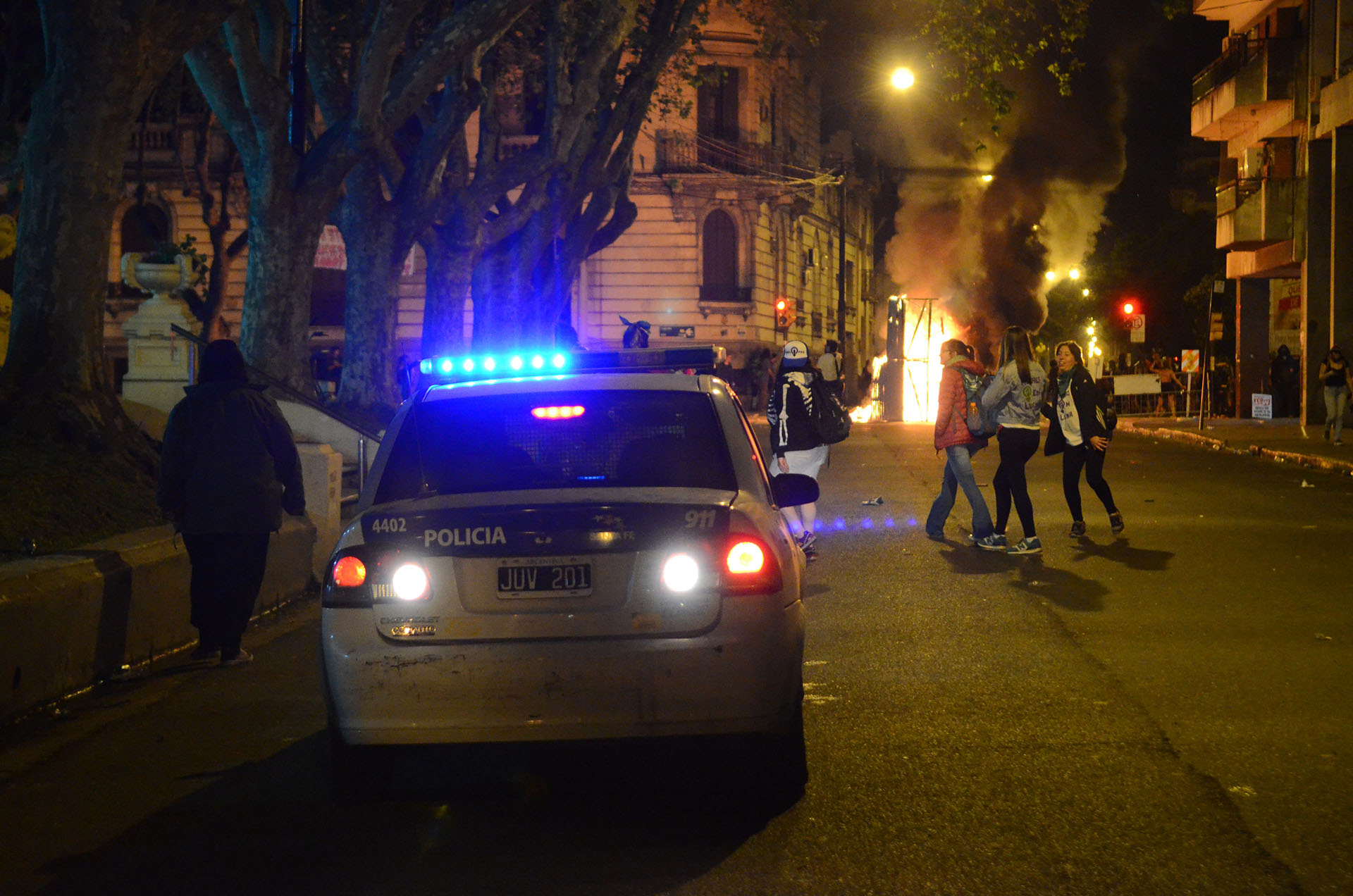 Los disturbios se produjeron cuando un grupo de manifestantes desvió su camino de la columna principal y se dirigió hasta la Catedral