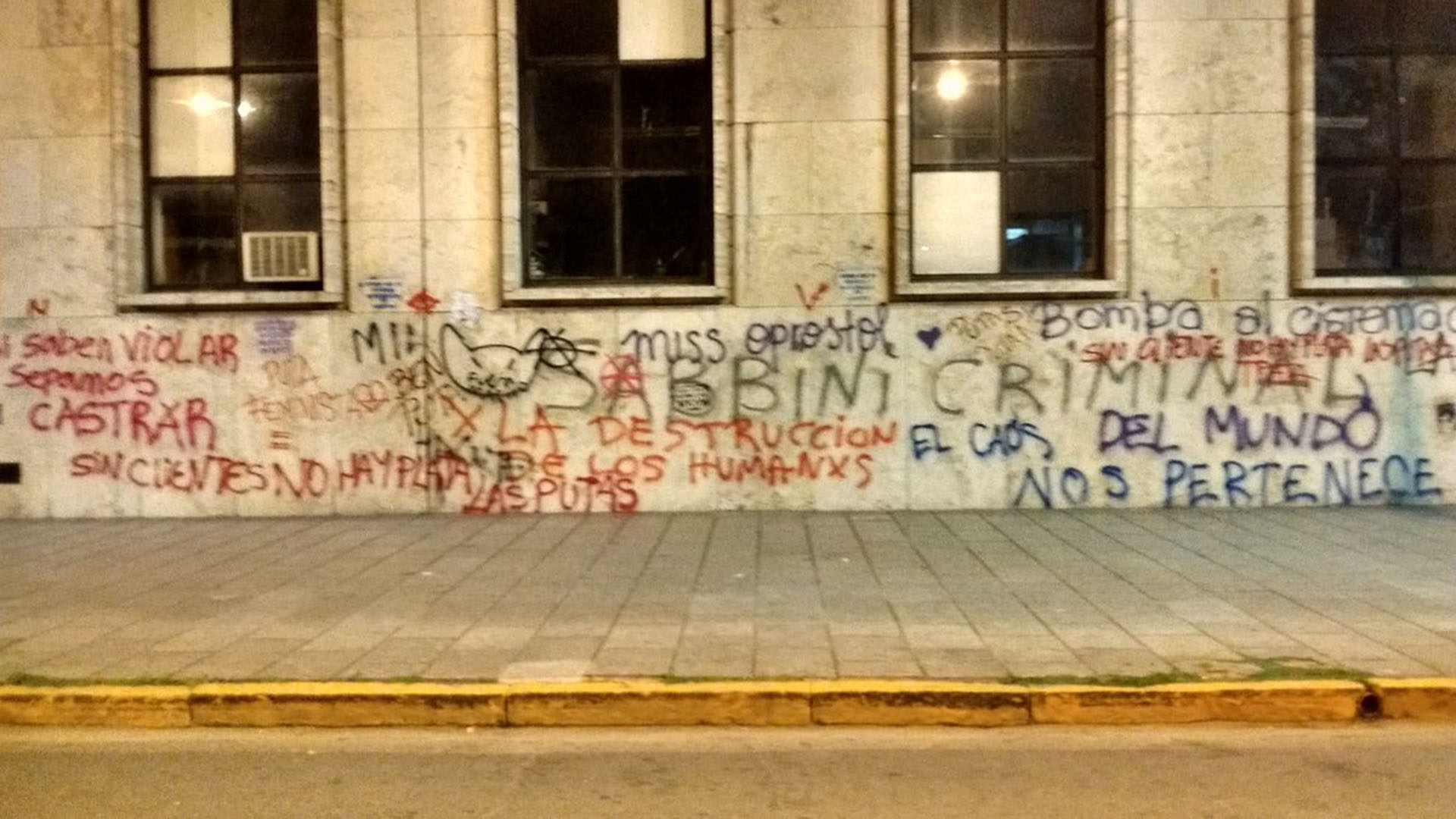 Fueron vandalizadas paredes de edificios públicos, escuelas y casas particulares