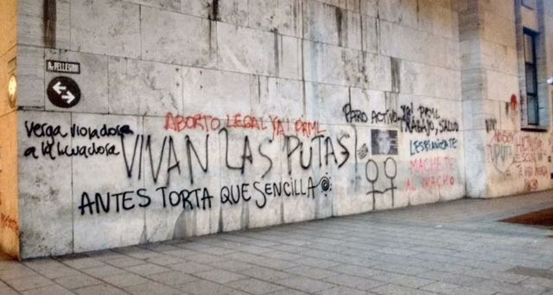 Otra de las numerosas pintadas que dejaron los manifestantesr