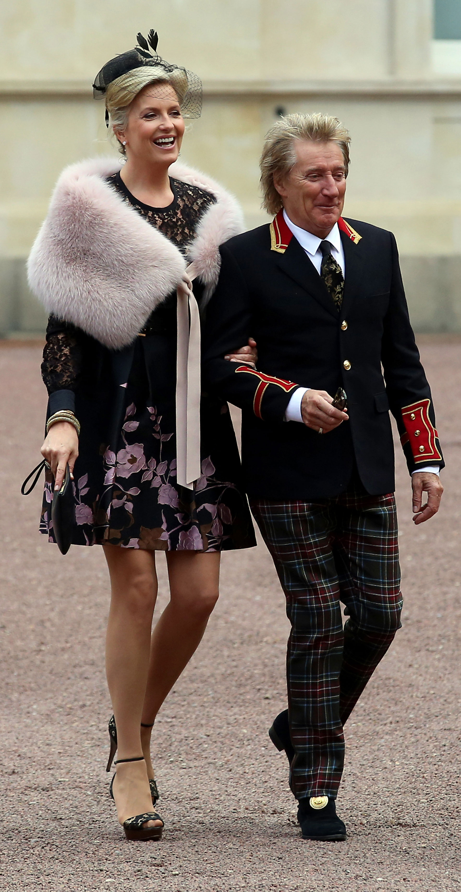 Rod Stewart lució unos pantalones con estampado tartán y una chaqueta con estilo militar