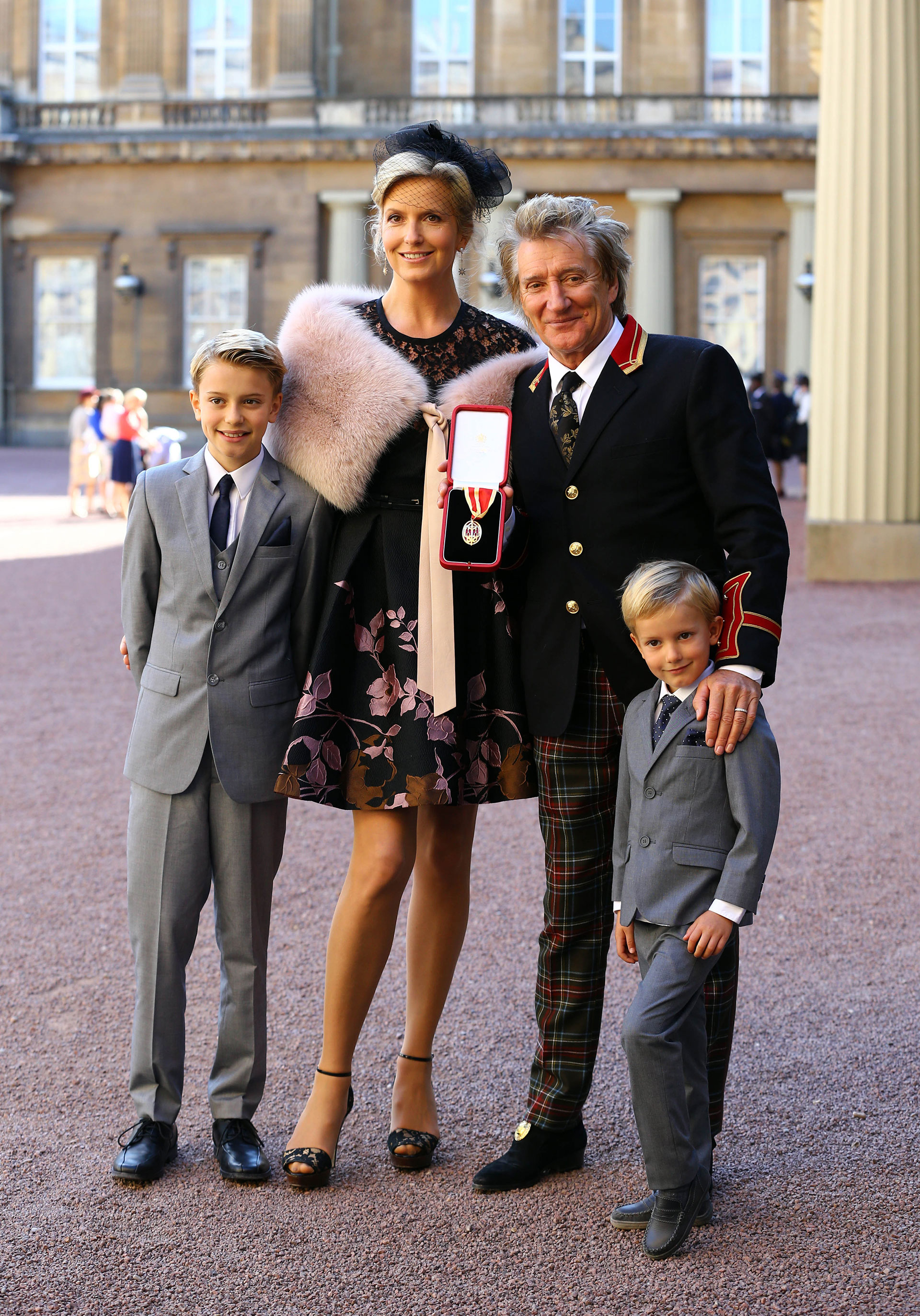 La estrella de 71 años junto a su mujer Penny Lancaster y sus hijos más pequeños Alastair y Aiden