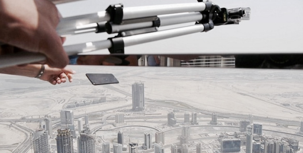 El momento en el que el iPhone 7 Plus es arrojado al vacío desde el piso 148 del Burj Khalifa, el edificio más alto del mundo