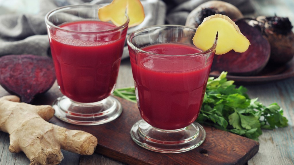 Jugos orgánicos y menos alcohol ayudan a mantener la presión estable (Istock)