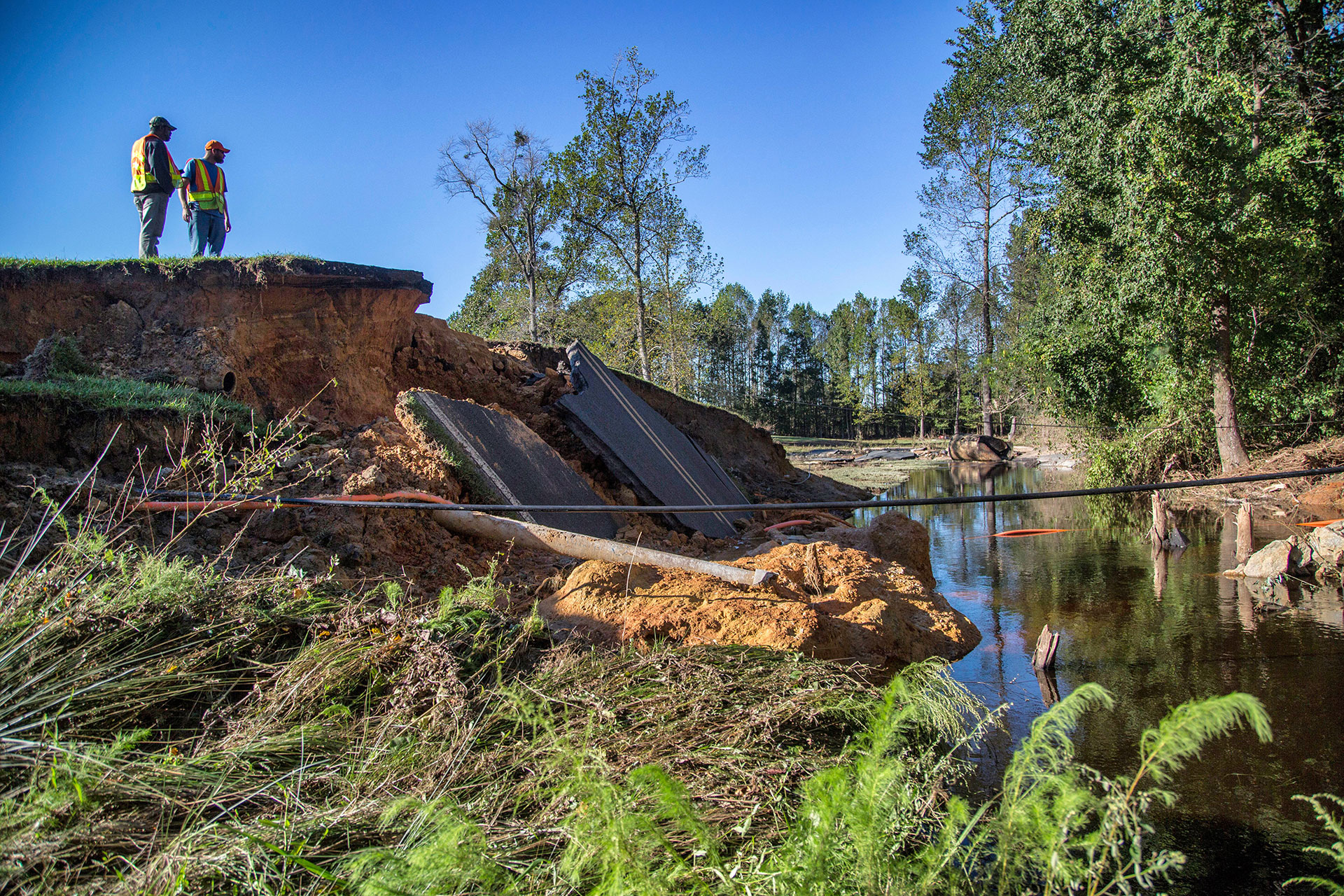 Las inundaciones provocaron el derrumbe de carreteras y puentes sobre los ríos