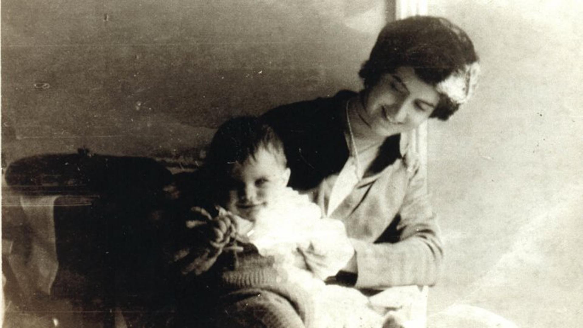 Alicia Blanco Villegas junto a un pequeño Mauricio Macri