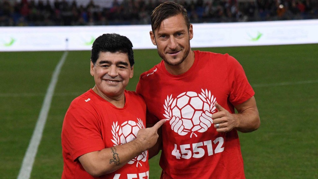 Diego Armando, junto a Francesco Totti, en un partido benéfico disputado este mes en Roma
