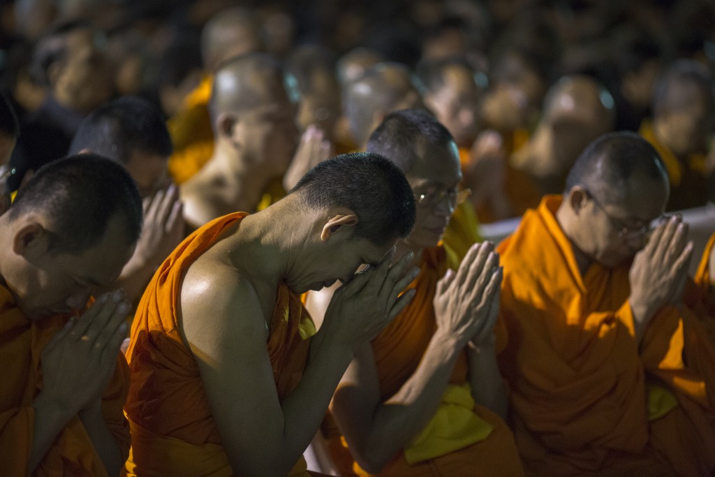 Monjes budistas rezan por el rey de Thailandia (AFP)