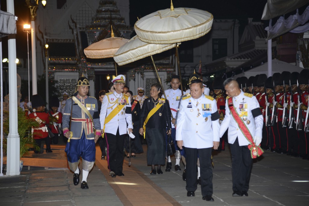 El príncipe heredero Vajiralongkorn y la princesa Sirindhorn llegan al Gran Palacio (Oficina de la Casa Real via AP)