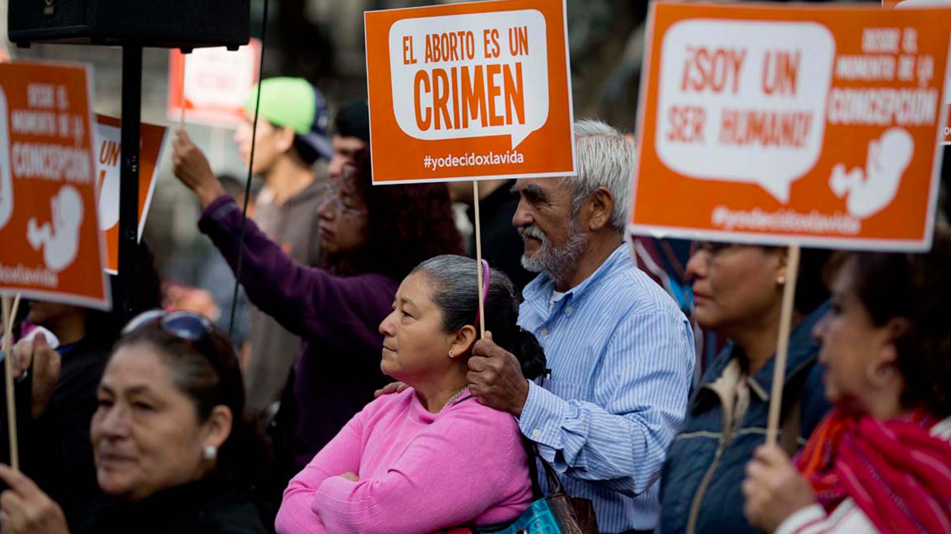 Manifestantes contra el aborto frente a la Corte Suprema de Justicia, en México (AP)
