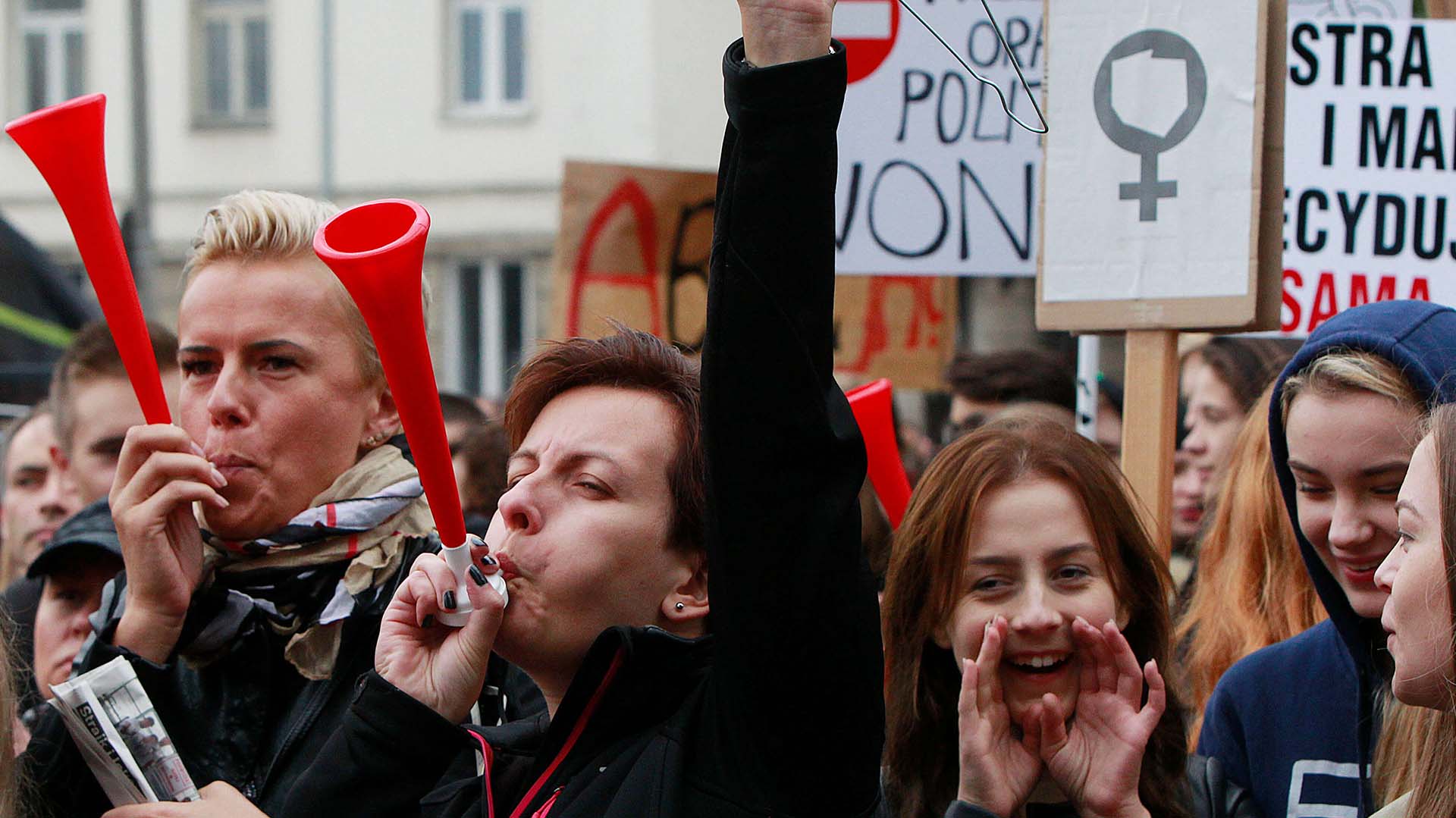 Movilización nacional en Polonia contra restricciones a la ley de aborto (AP)