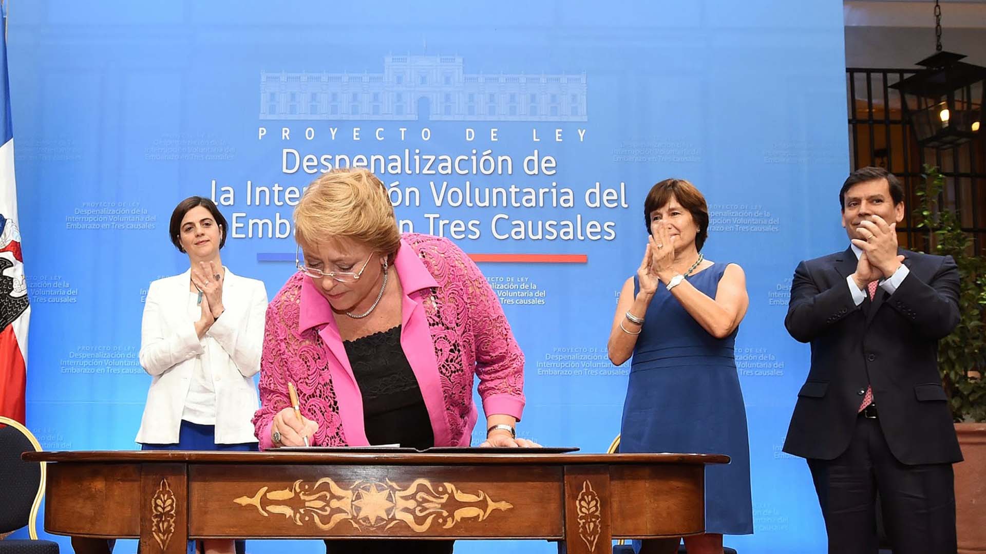 Michelle Bachelet presentó un proyecto de ley para despenalizar el aborto en tres causales (EFE)