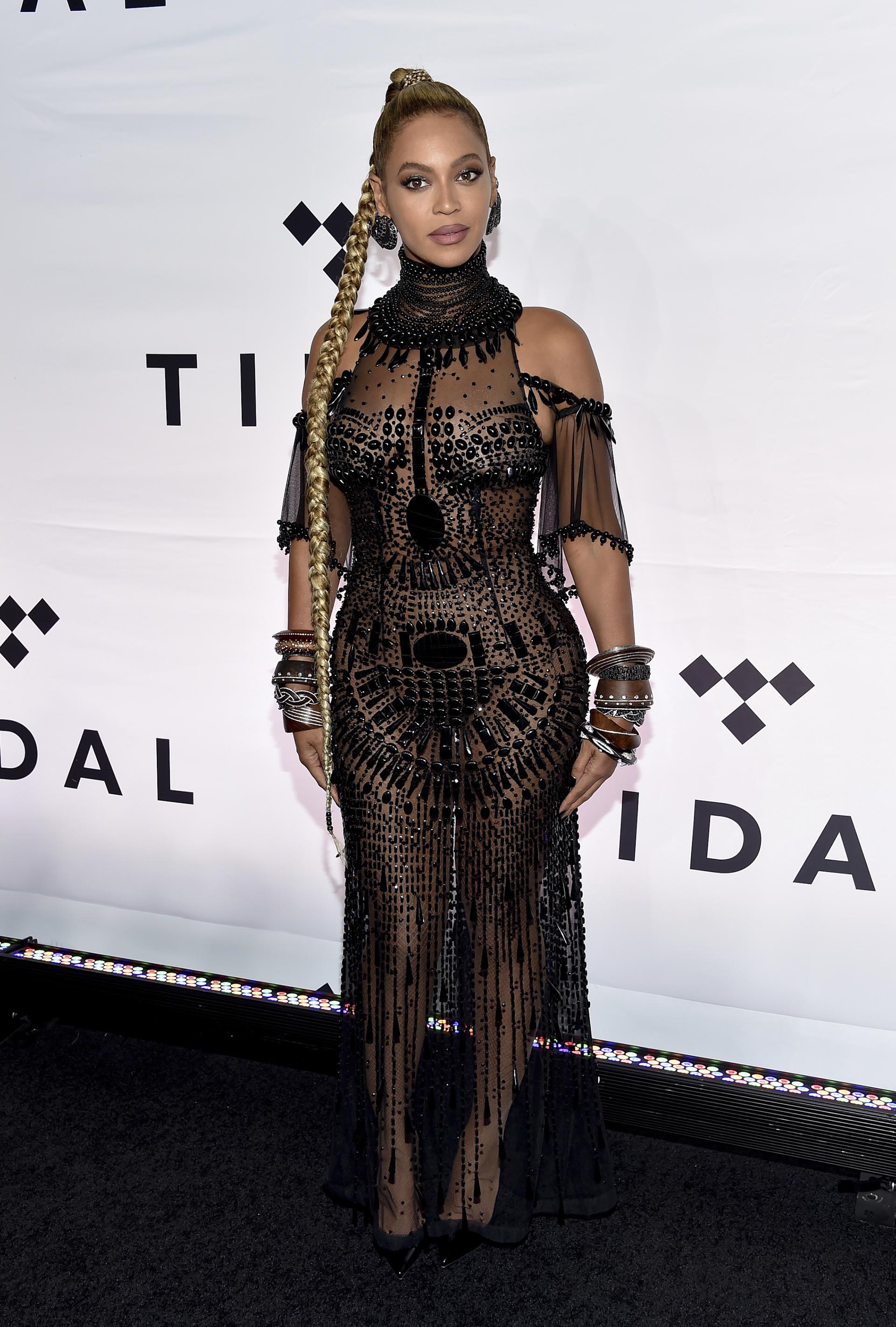 Beyonce Knowles sorprendió con su osado look y una larga trenza rubia a su llegada al Barclays Center